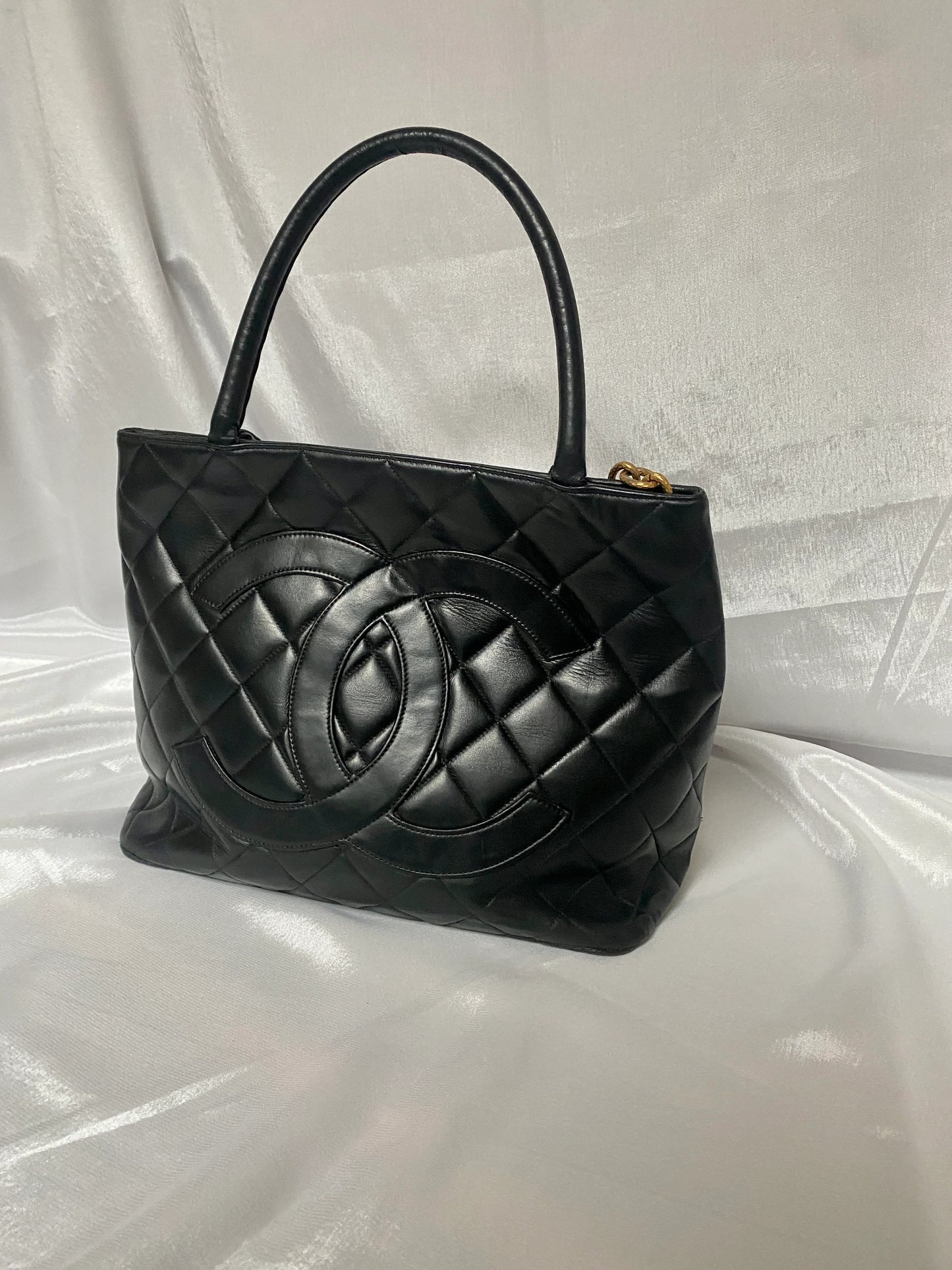 Chanel Médaillon Tote Black