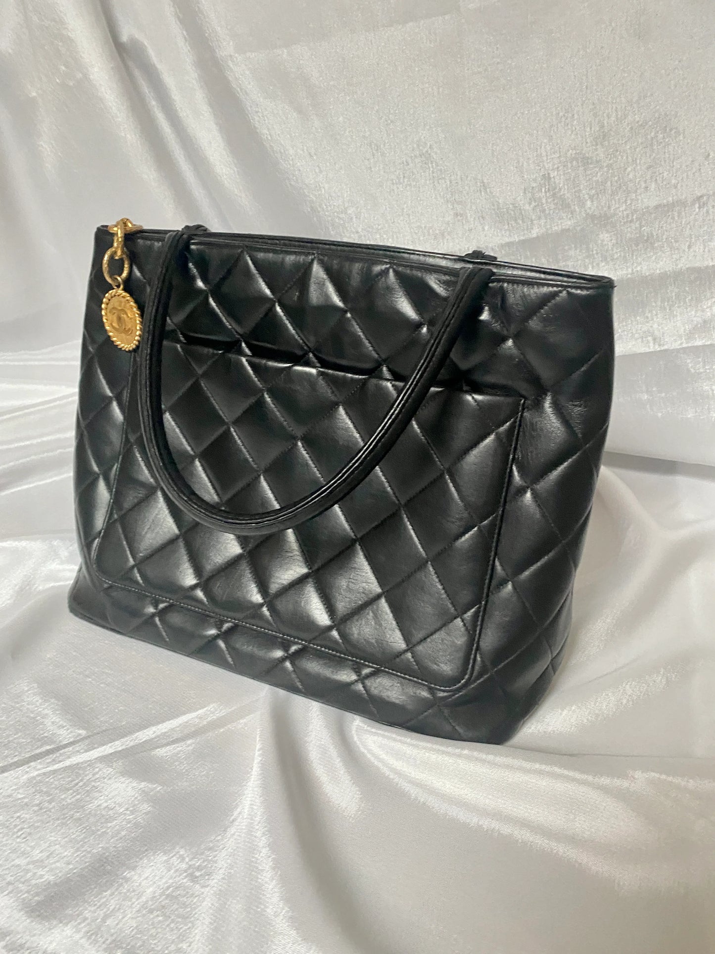 Chanel Médaillon Tote Black