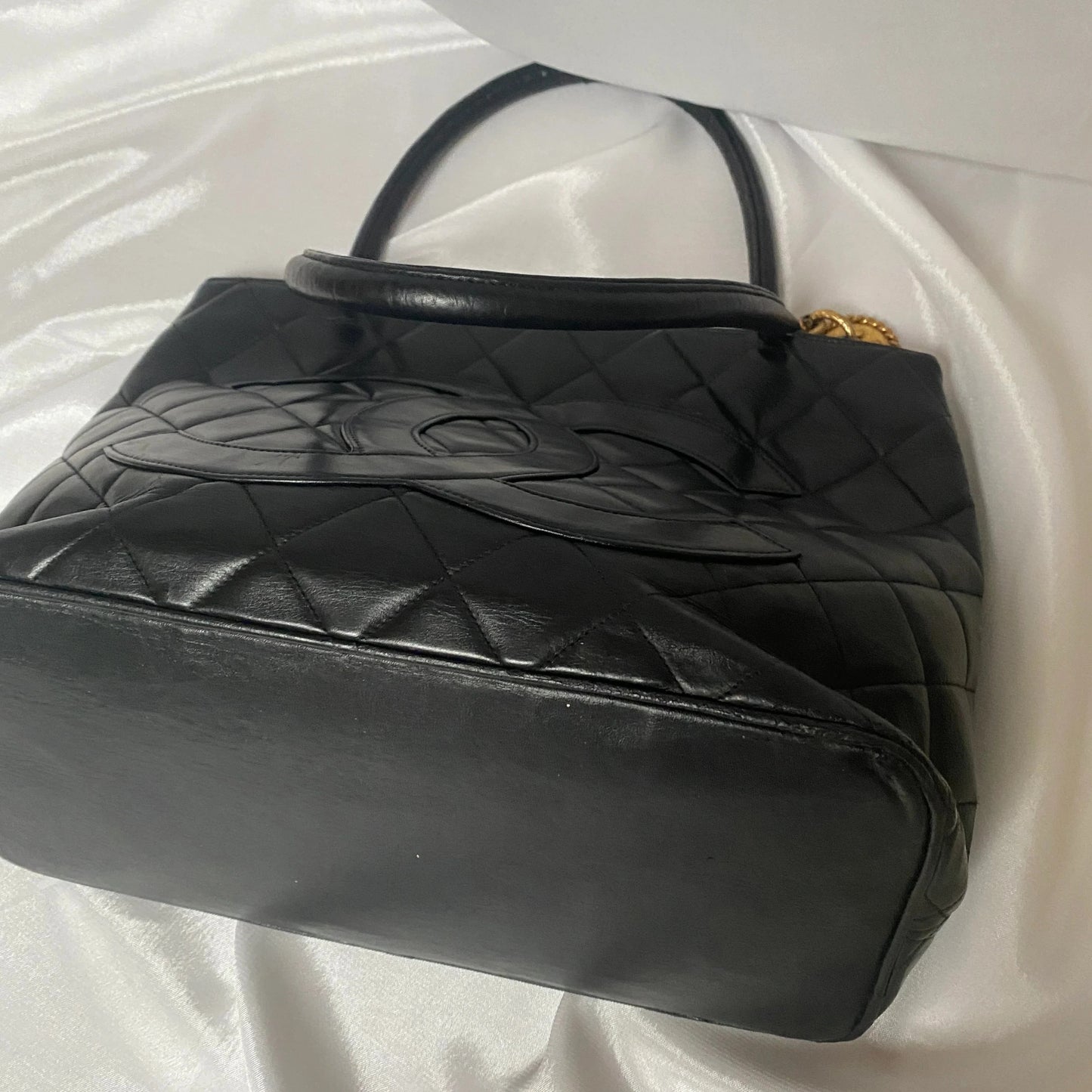 Chanel Médaillon Tote Black