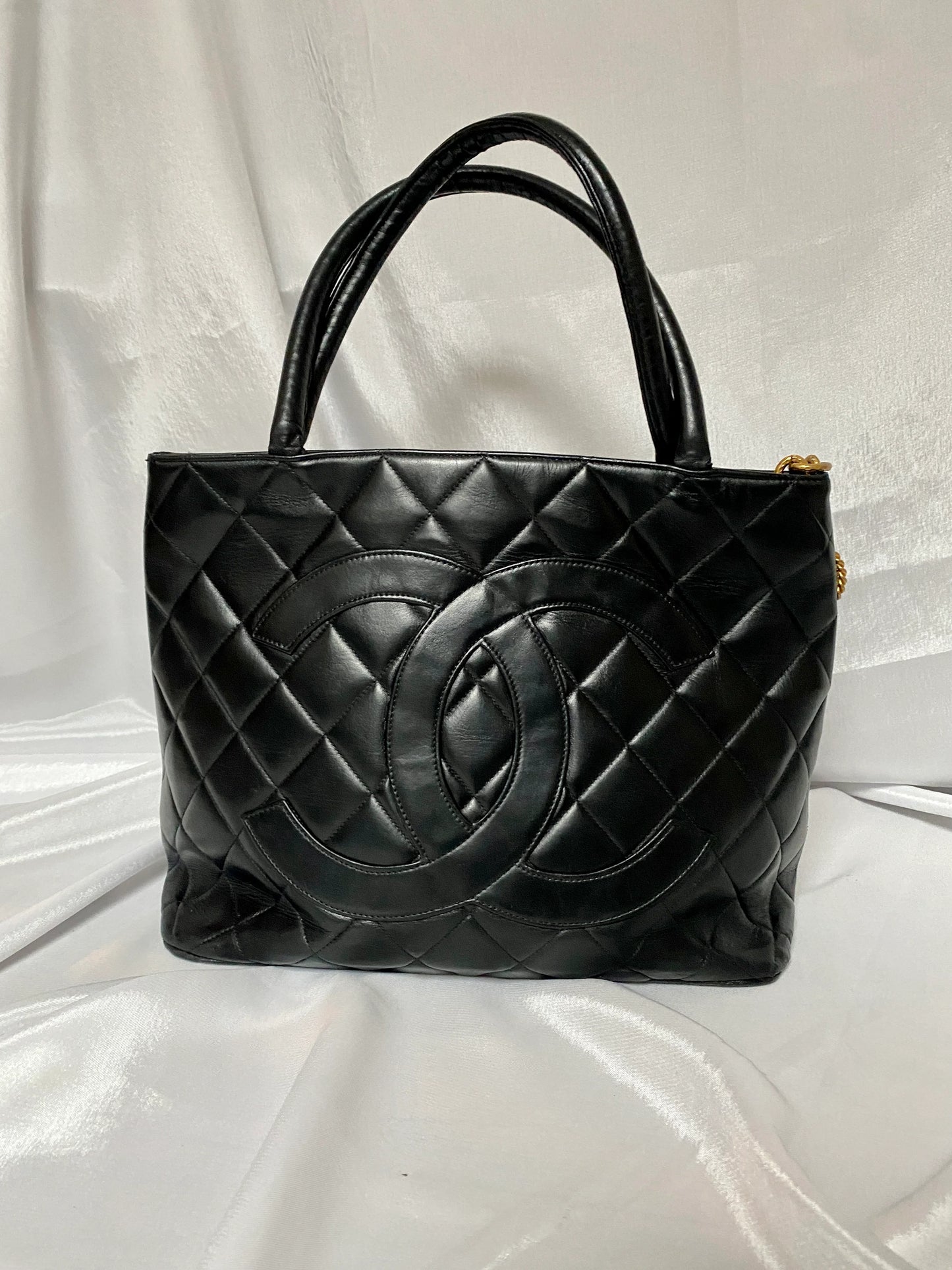 Chanel Médaillon Tote Black