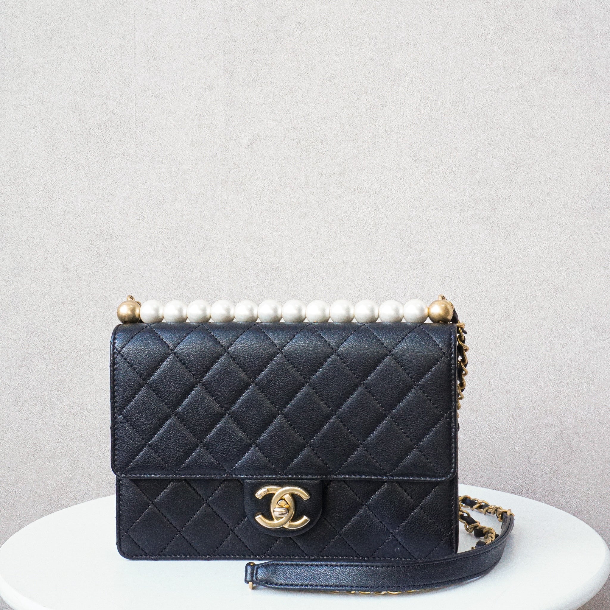 Chic Pearls Flapbag Quilted Mini Crossbody
