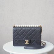 Chic Pearls Flapbag Quilted Mini Crossbody