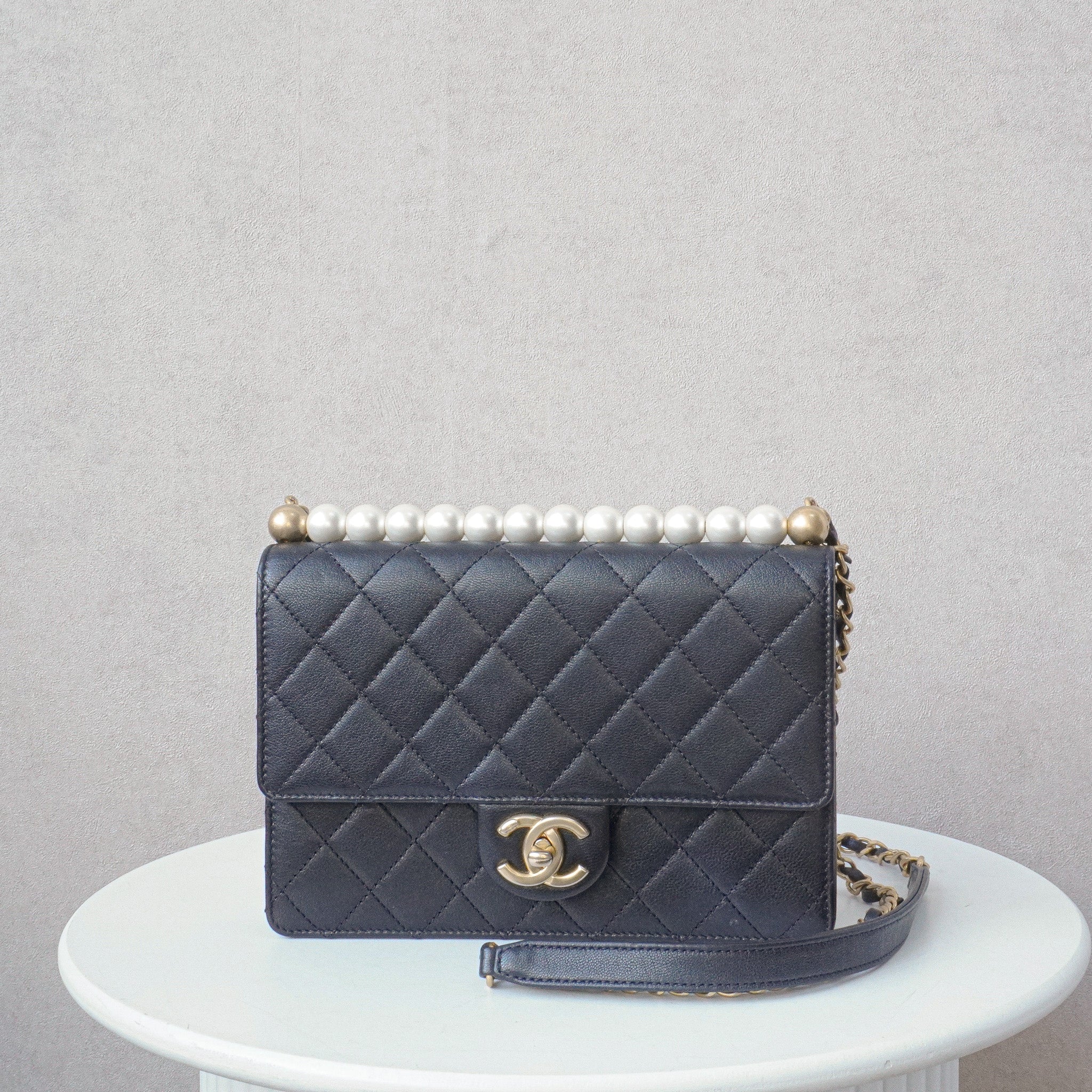 Chic Pearls Flapbag Quilted Mini Crossbody