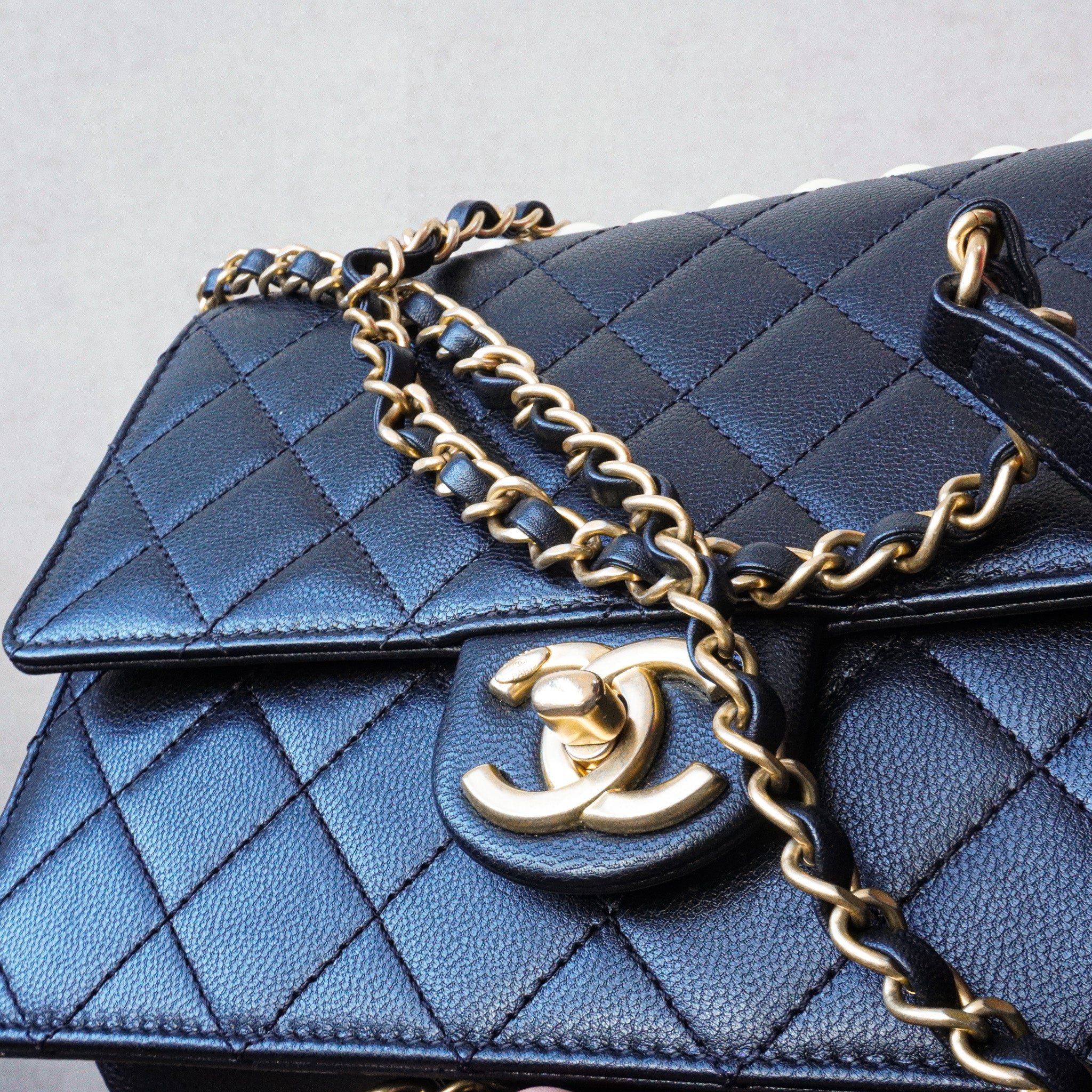 Chic Pearls Flapbag Quilted Mini Crossbody