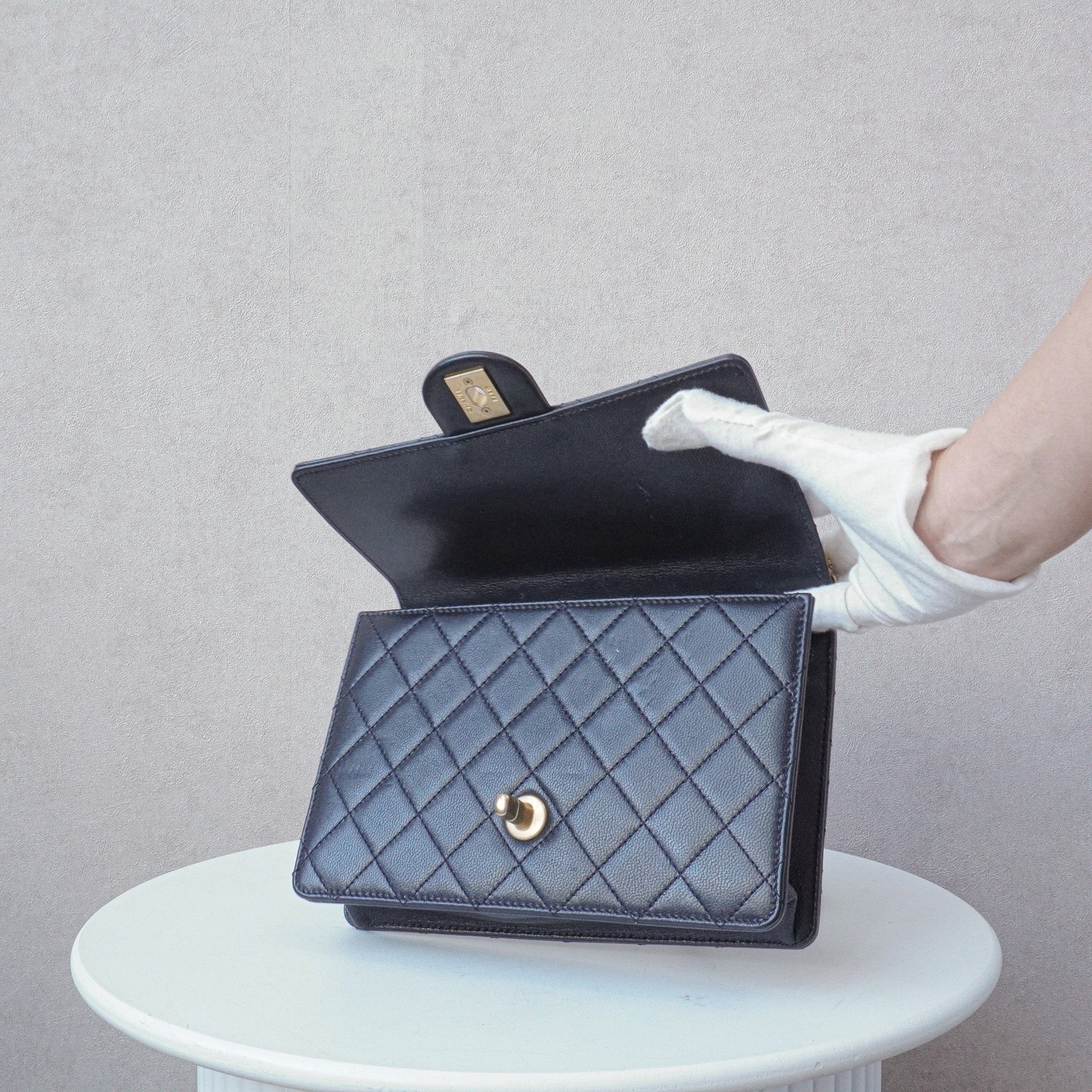 Chic Pearls Flapbag Quilted Mini Crossbody