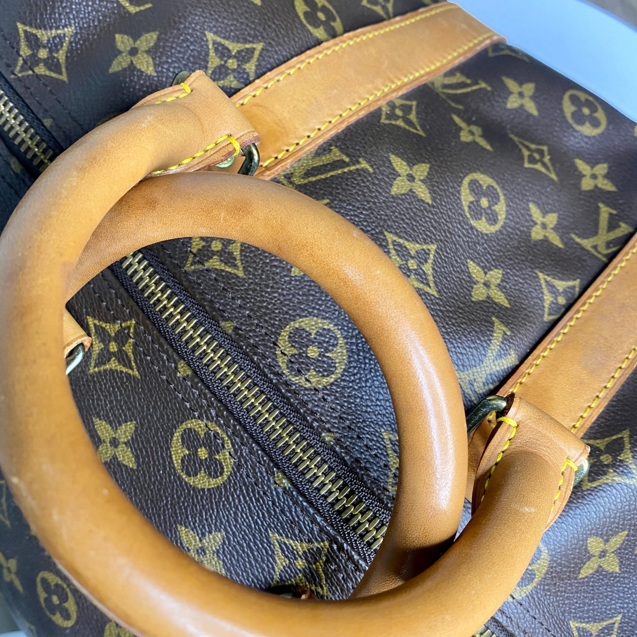 Louis Vuitton Keepall 45 Bandoulière + naamtag en slotje