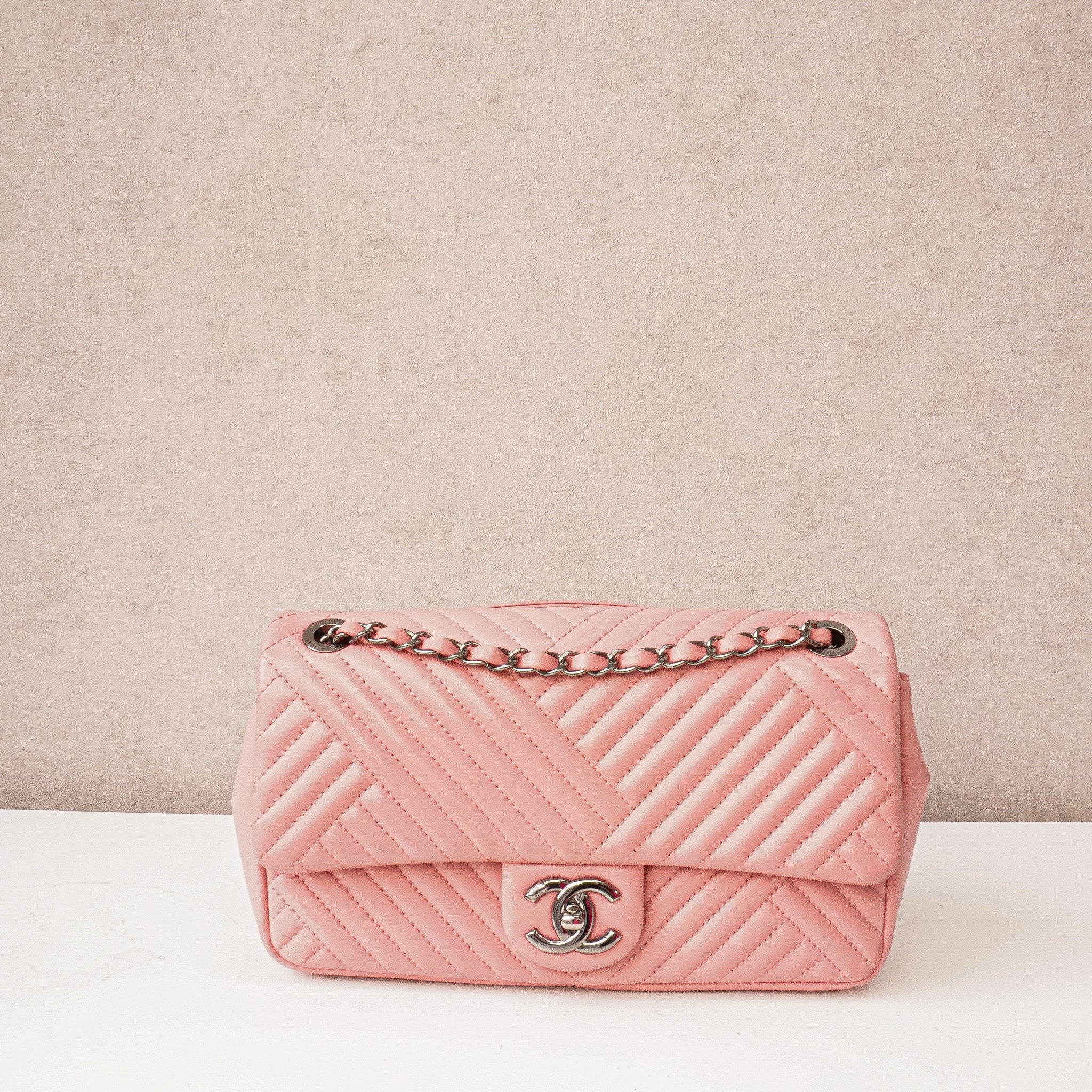 TheBagsList-ChanelCrossbodyFlapbagPinkJP20027CH-voorkant.jpg