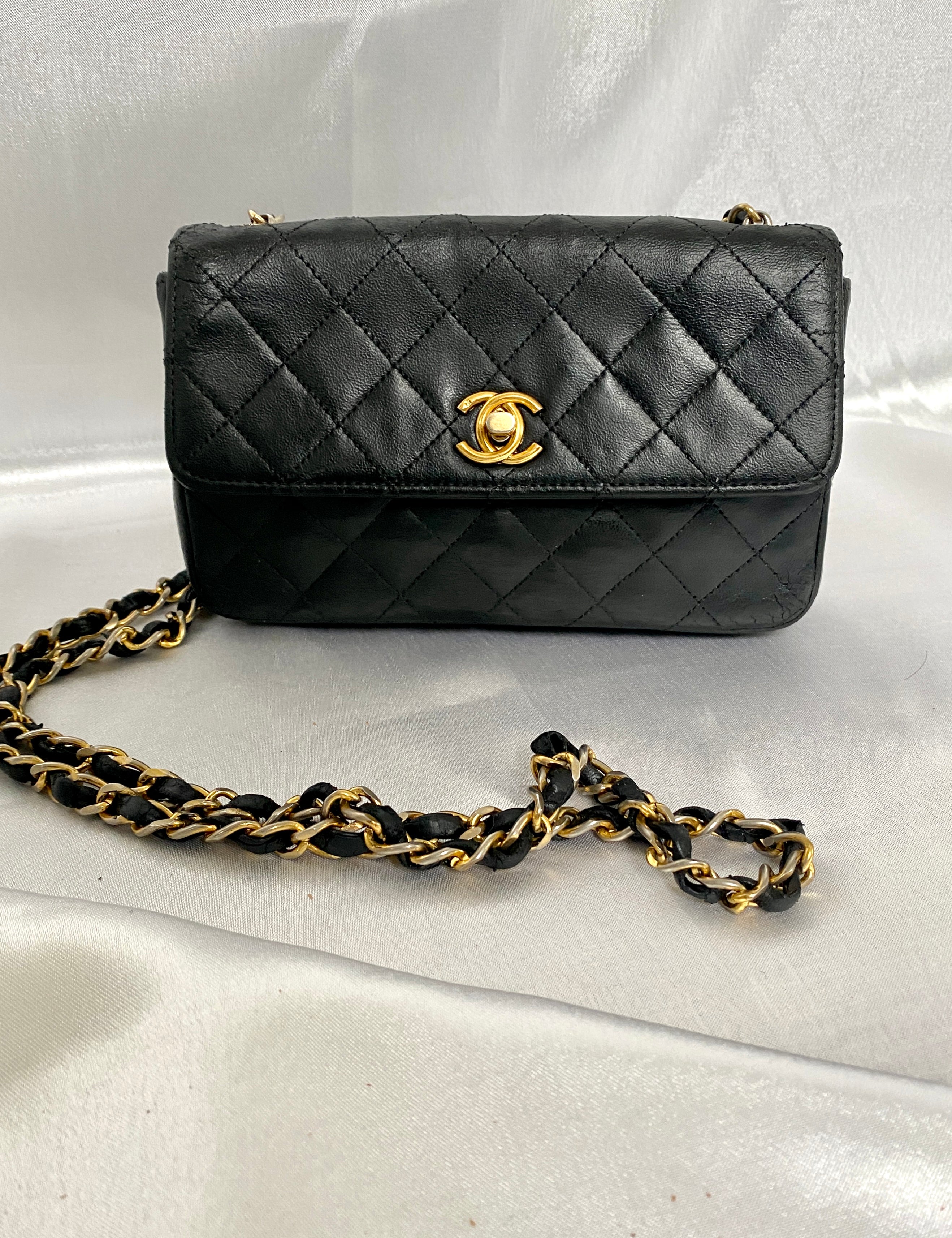 ChanelClassicFlapbagMinivoor1_c5a85ff5-1b8f-477e-a52f-9a33bbf943f3.jpg
