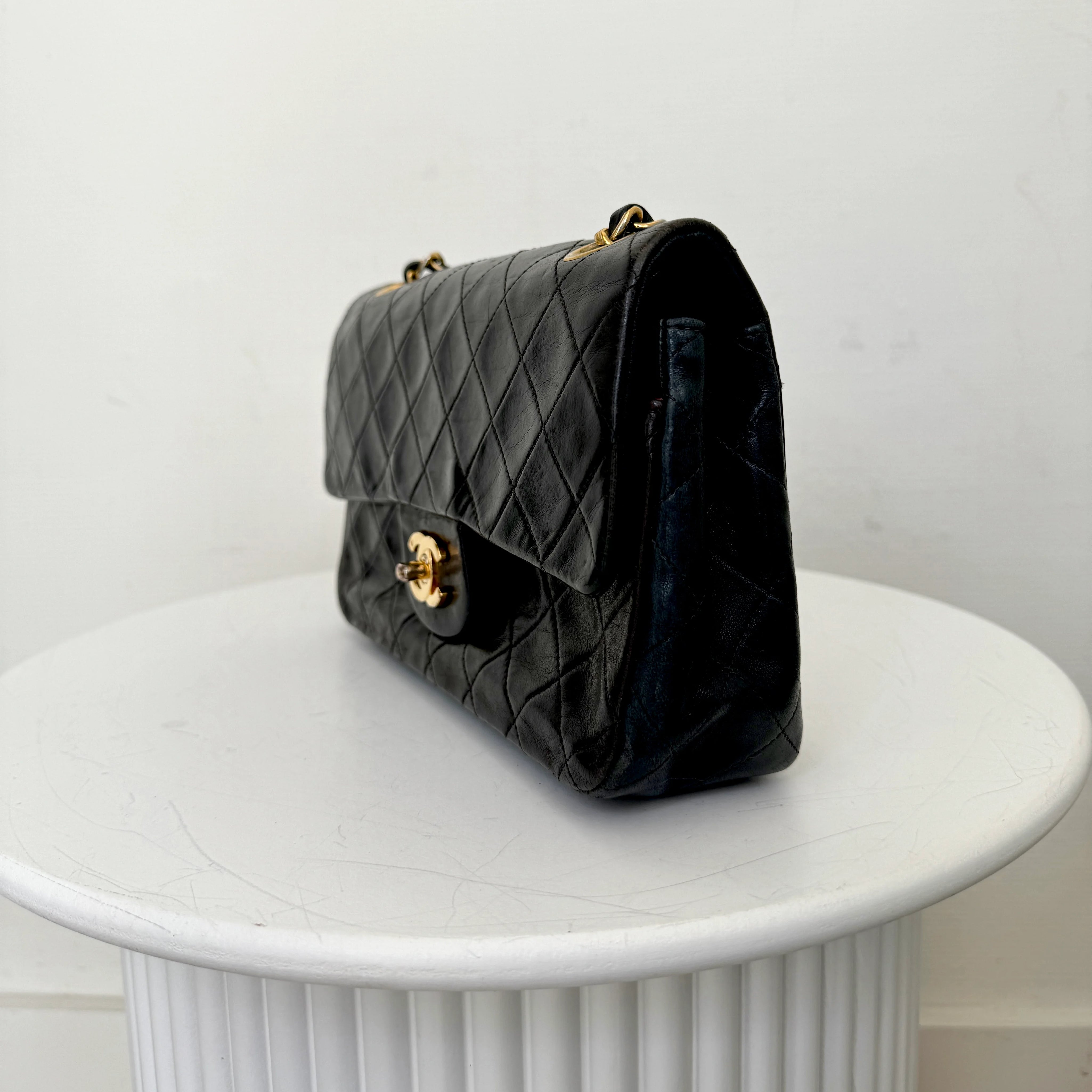ChanelClassicFlapbagSmallzijkant.webp