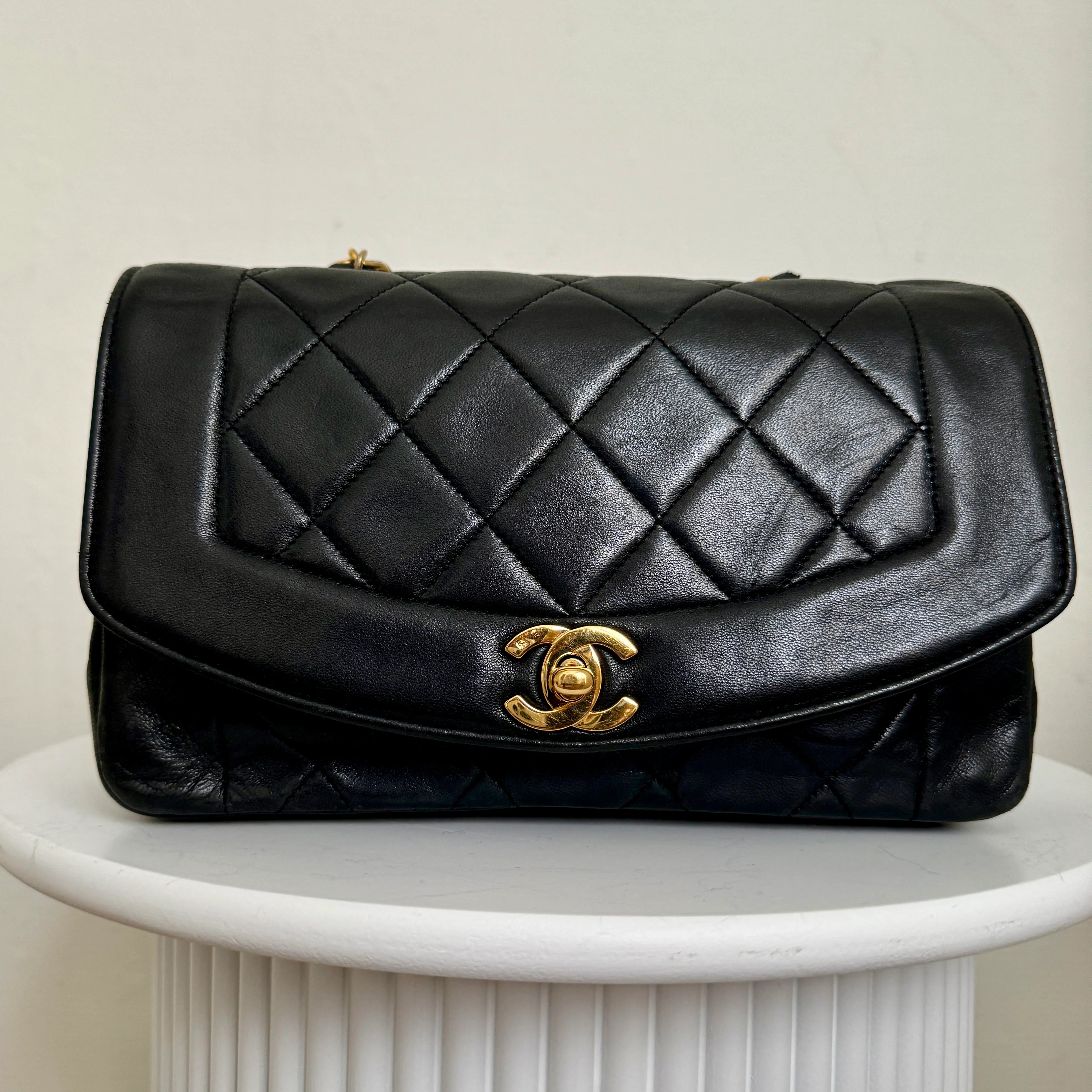ChanelDianaBagvoorkantdichtbij.webp
