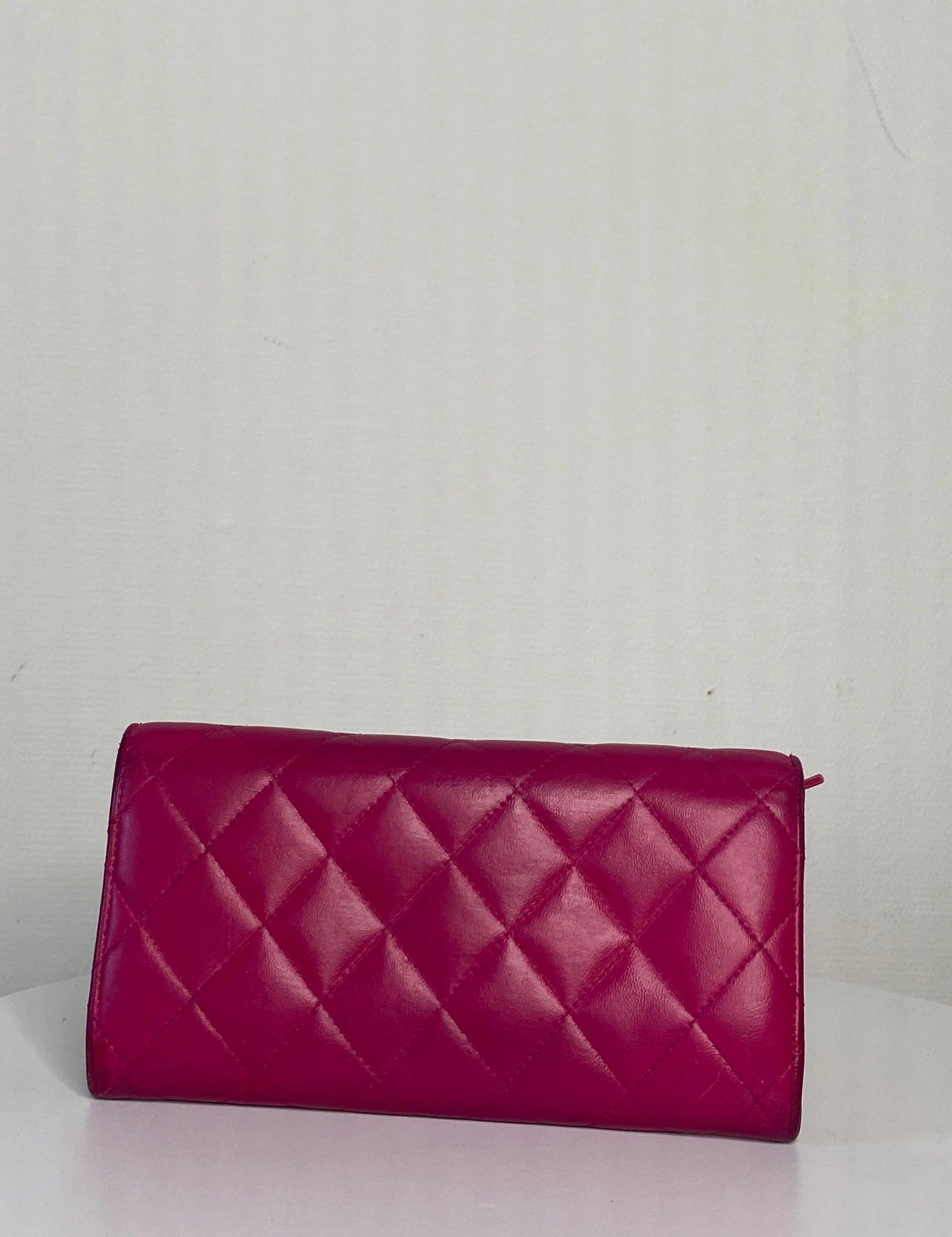 ChanelMatelassePinkWalletAchterkant.webp