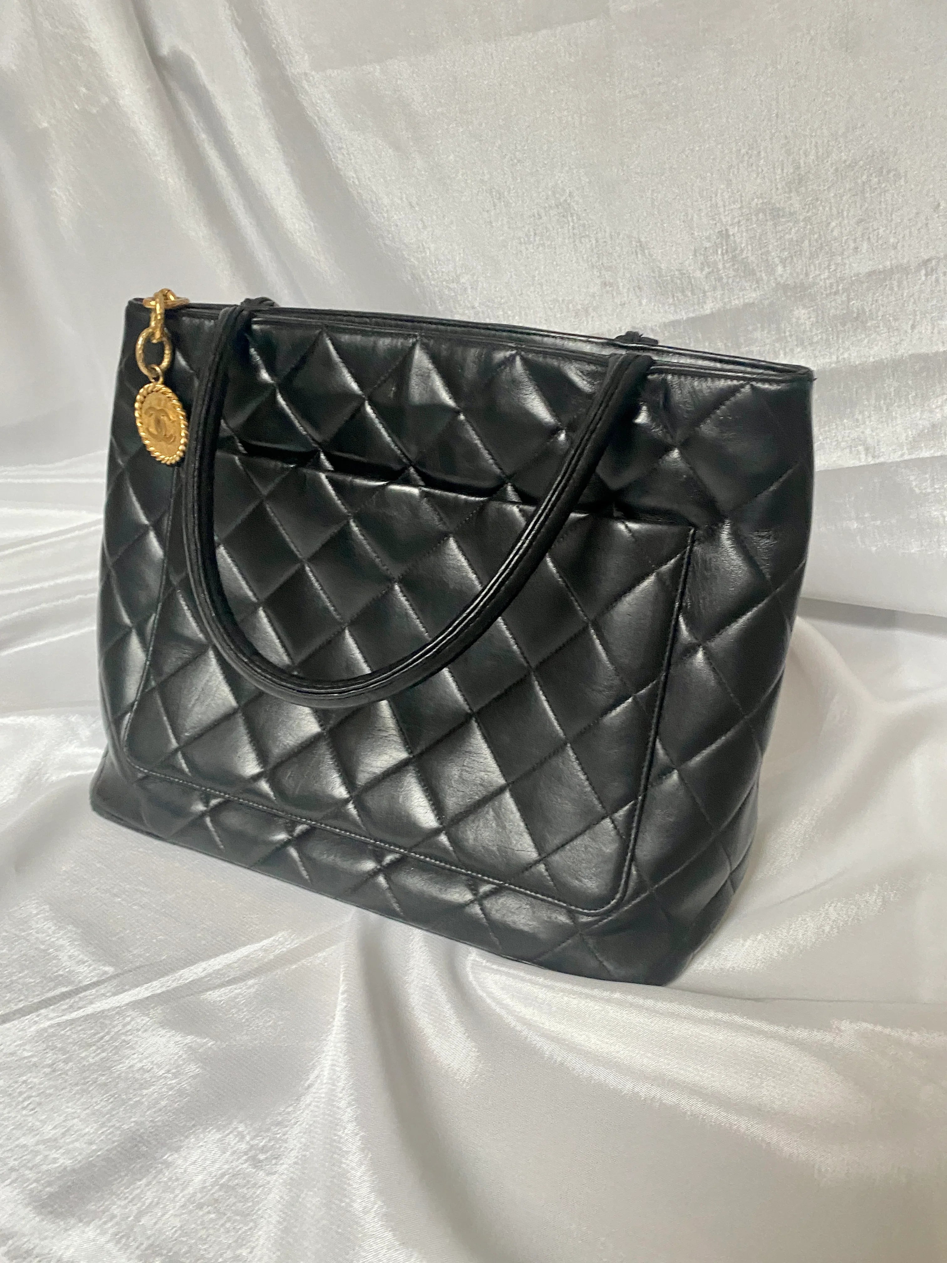 Chanel Médaillon Tote Black