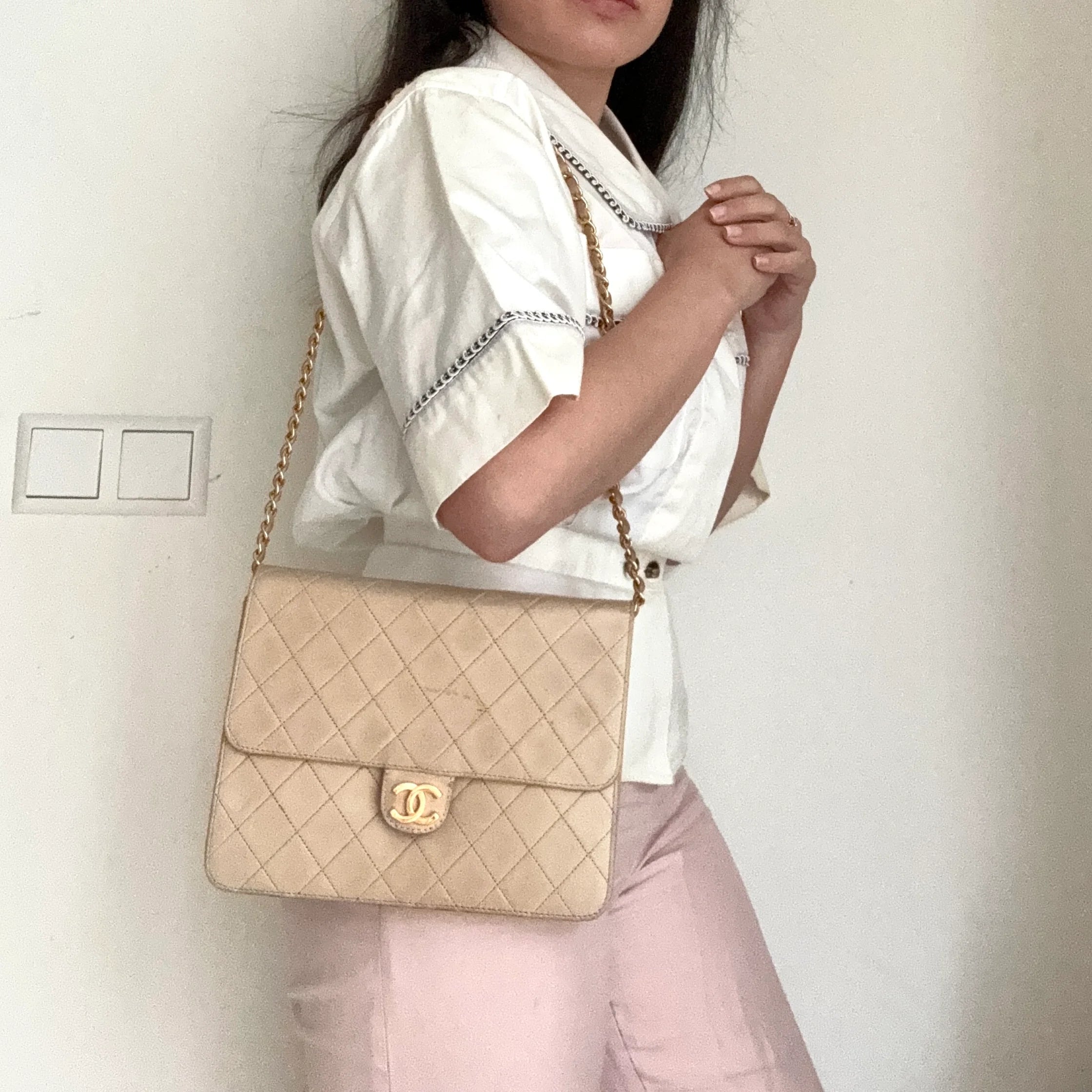 ChanelSingleFlapbag-streep-76cmmodel1.webp