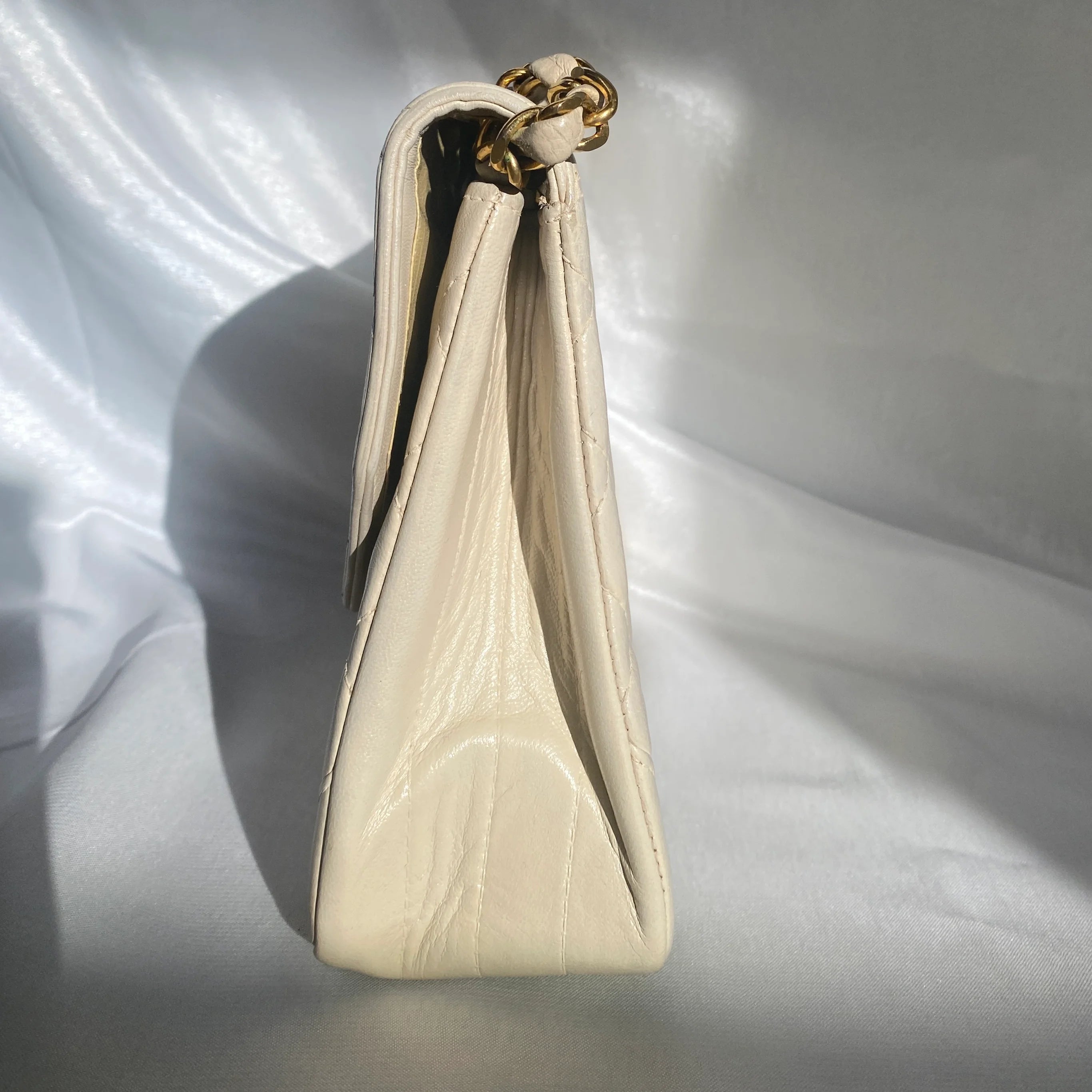ChanelSingleFlapbagCremezijkant.webp