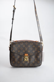LOUIS VUITTON Pochette Metis