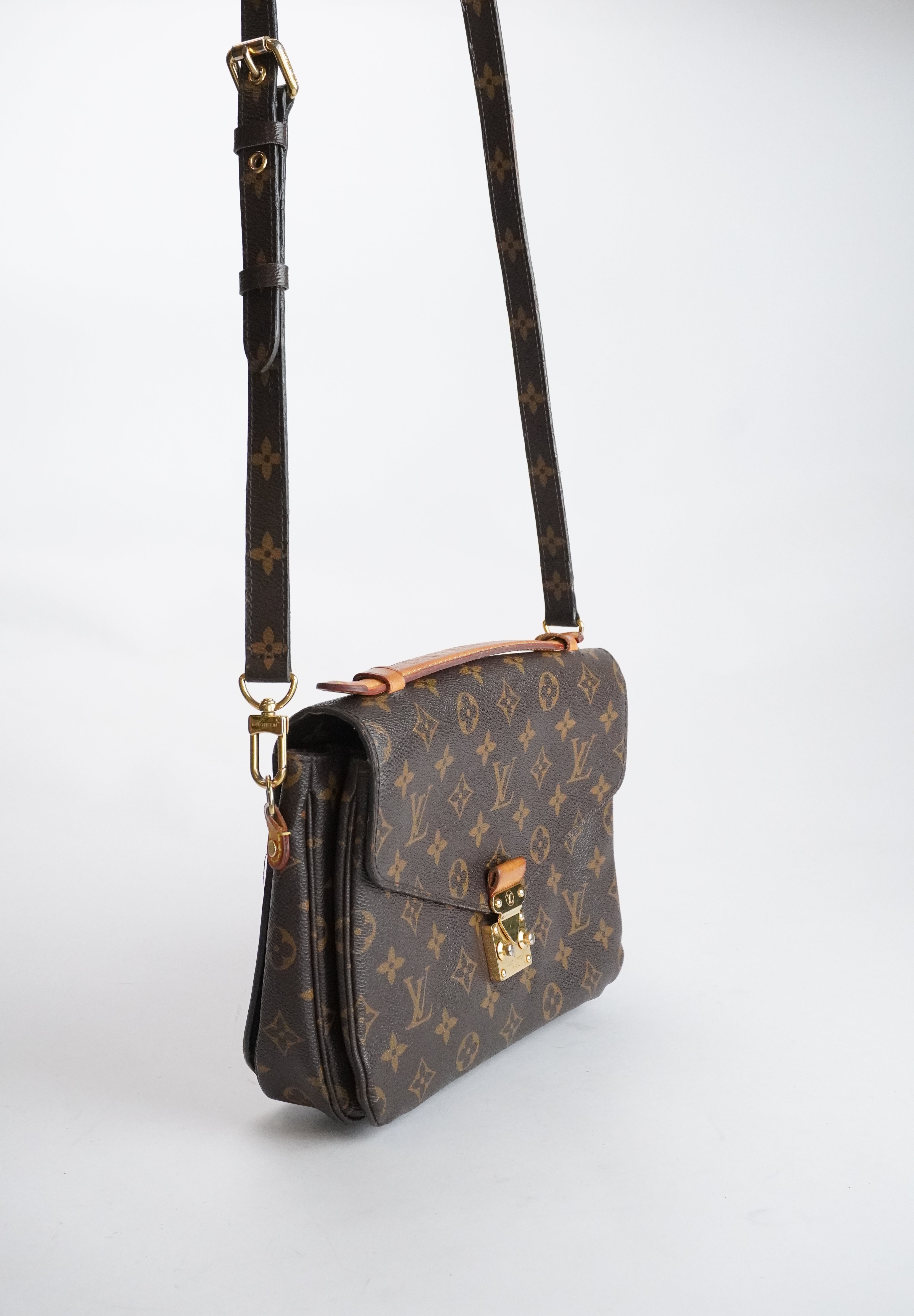 LOUIS VUITTON Pochette Metis