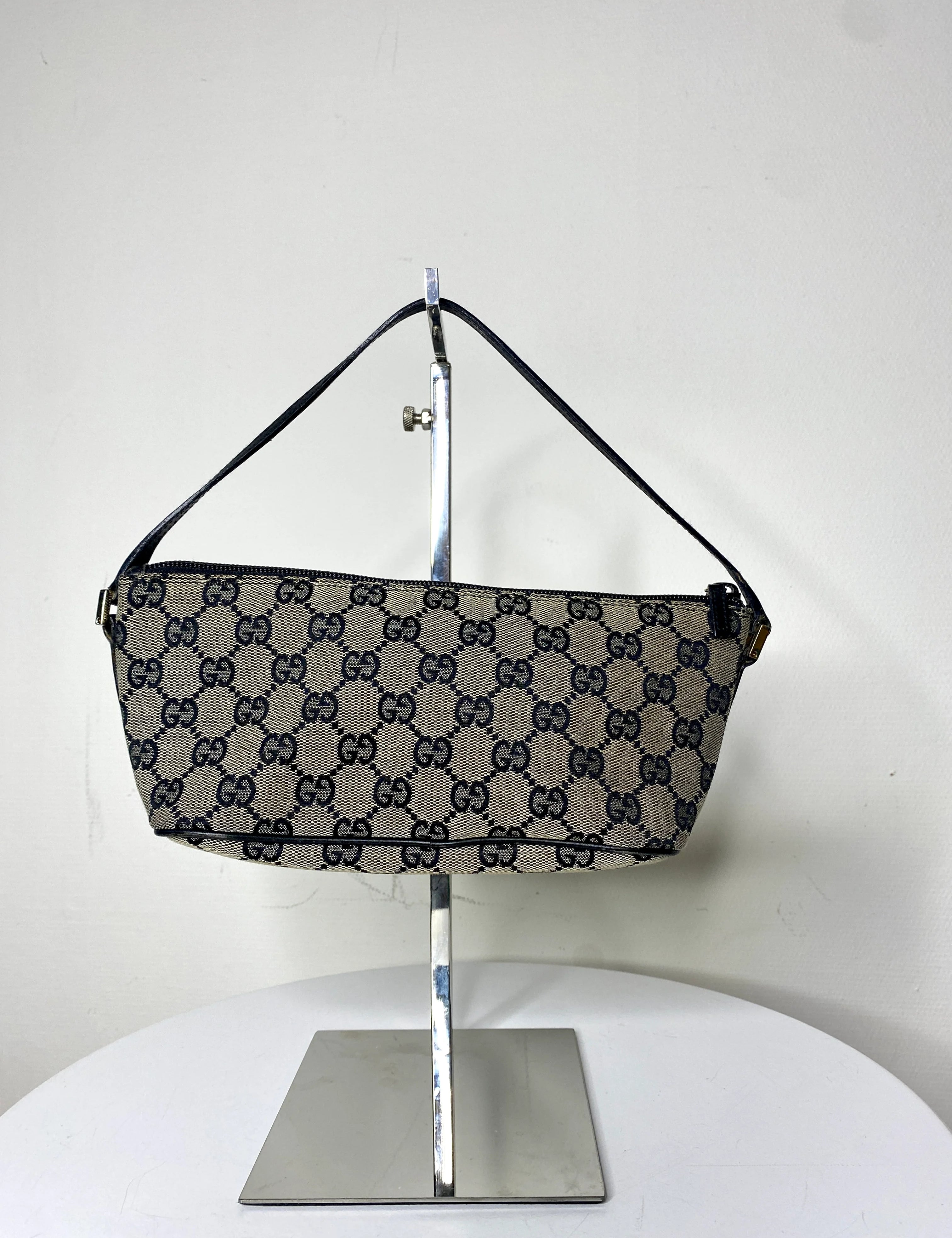 GucciBoatBagGreyachterkant.webp