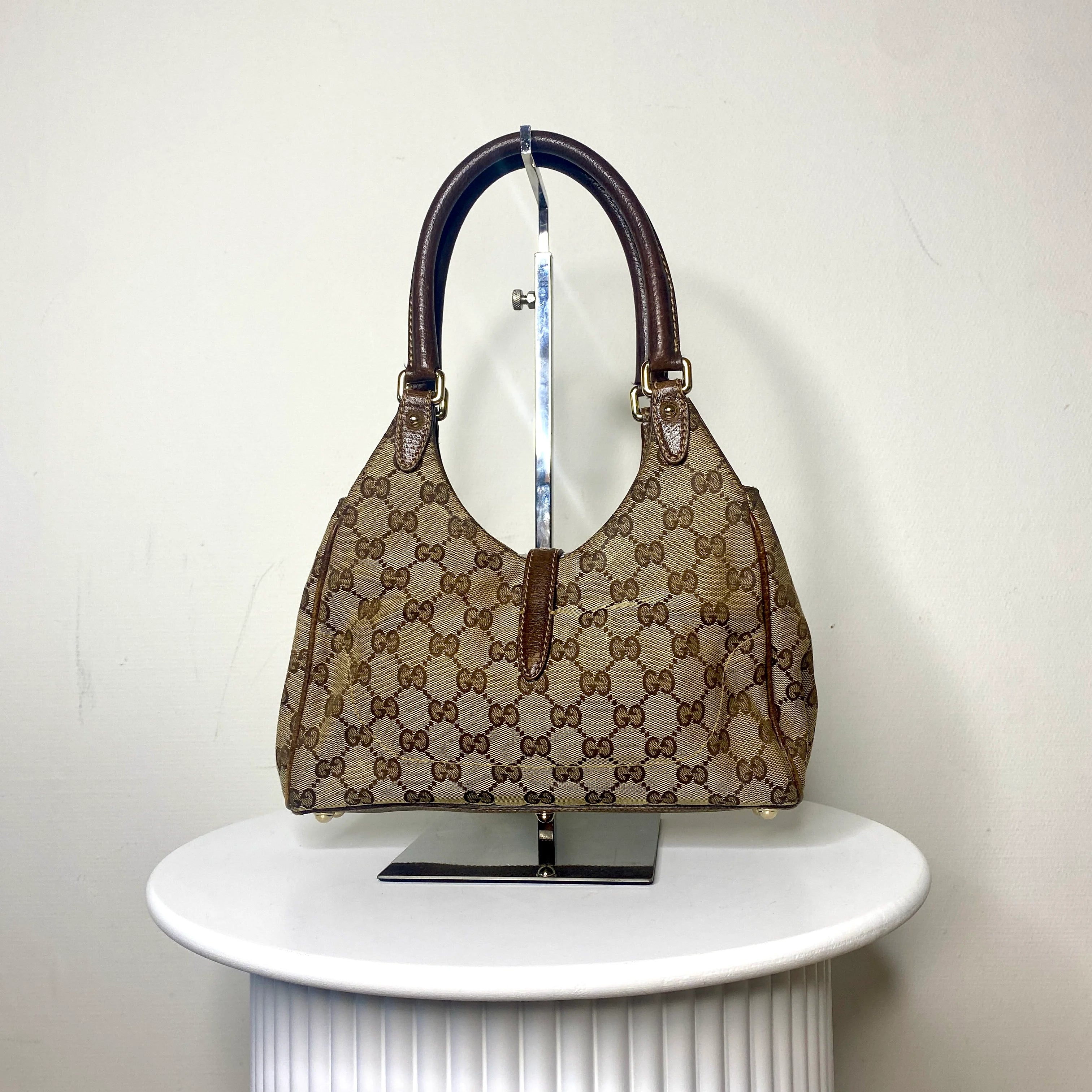 GucciJackieNailheadachterkant.webp