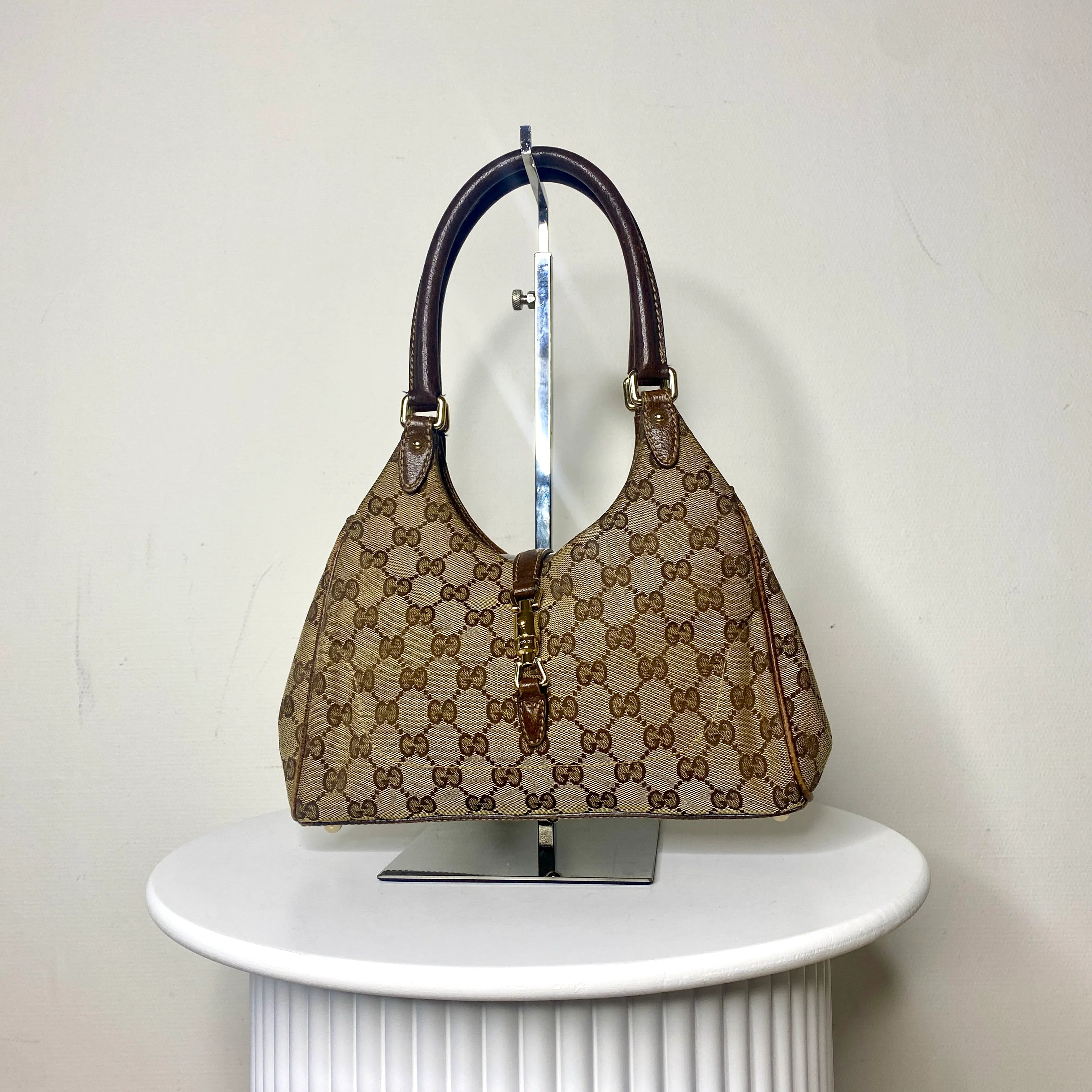 GucciJackieNailheadvoorkant.webp