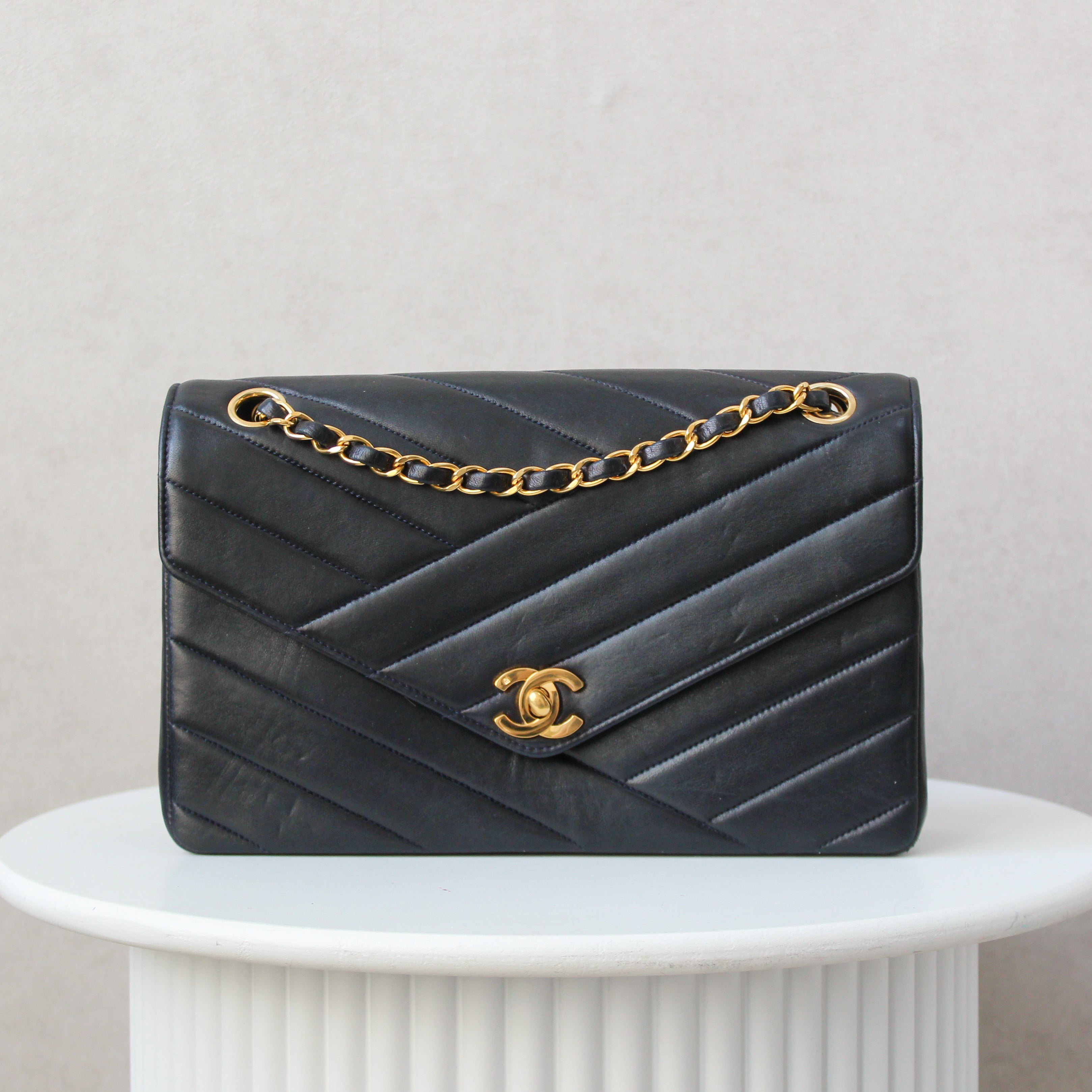 Chanel Flapbag Medium Chevron Marine Blauw