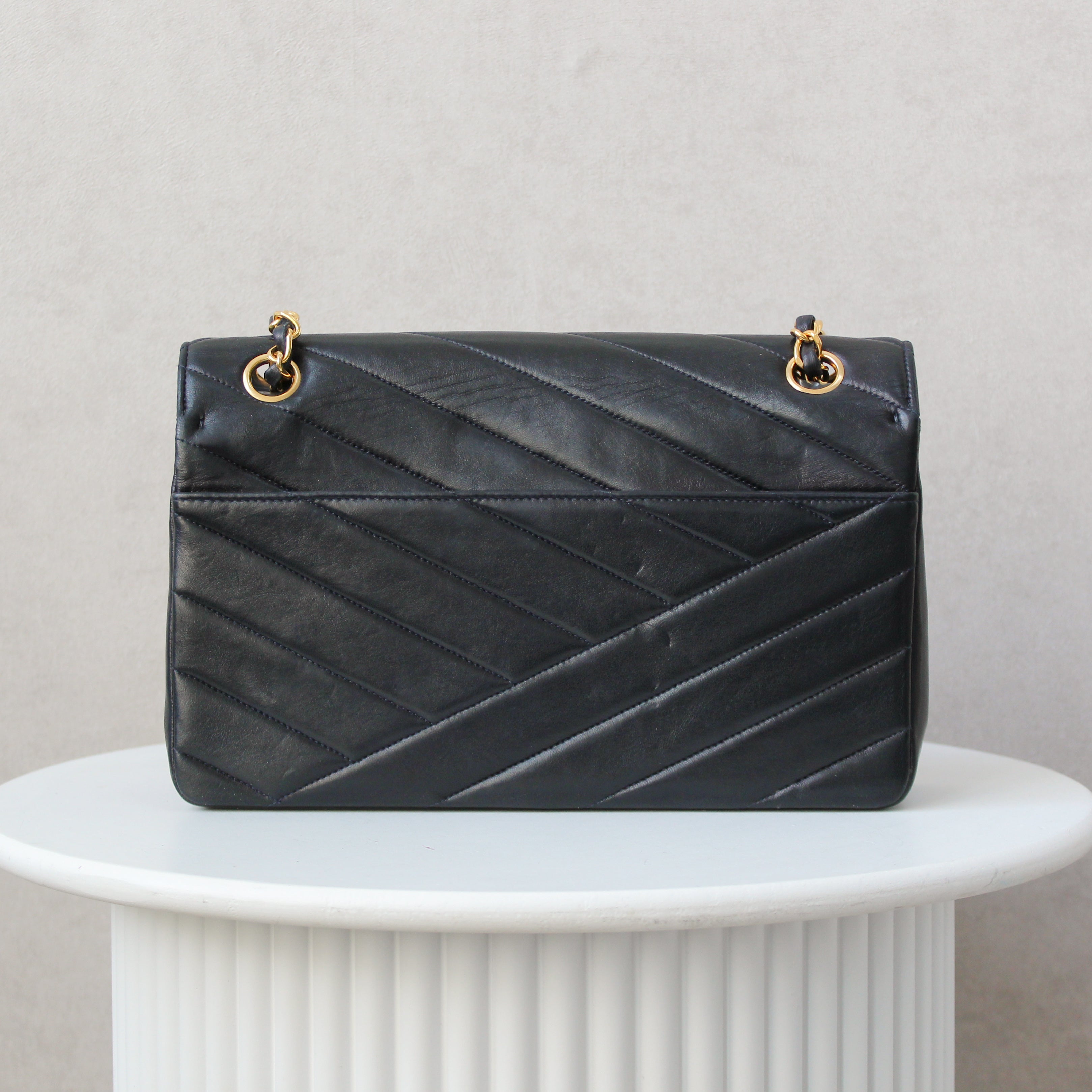 Chanel Flapbag Medium Chevron Marine Blauw
