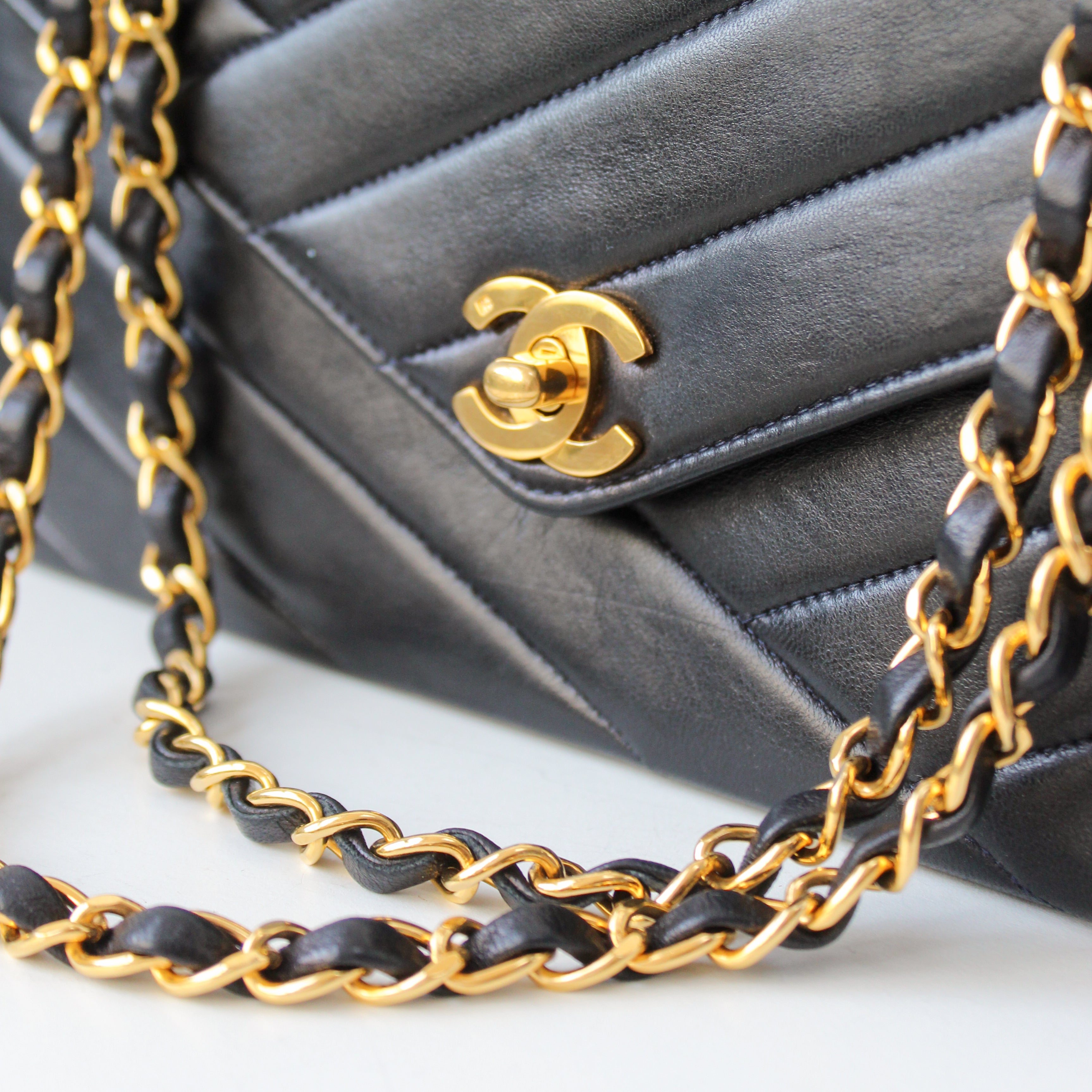 Chanel Flapbag Medium Chevron Marine Blauw