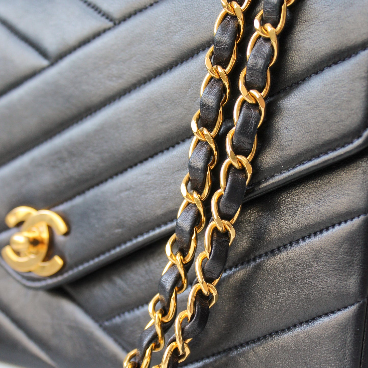 Chanel Flapbag Medium Chevron Navy Blue