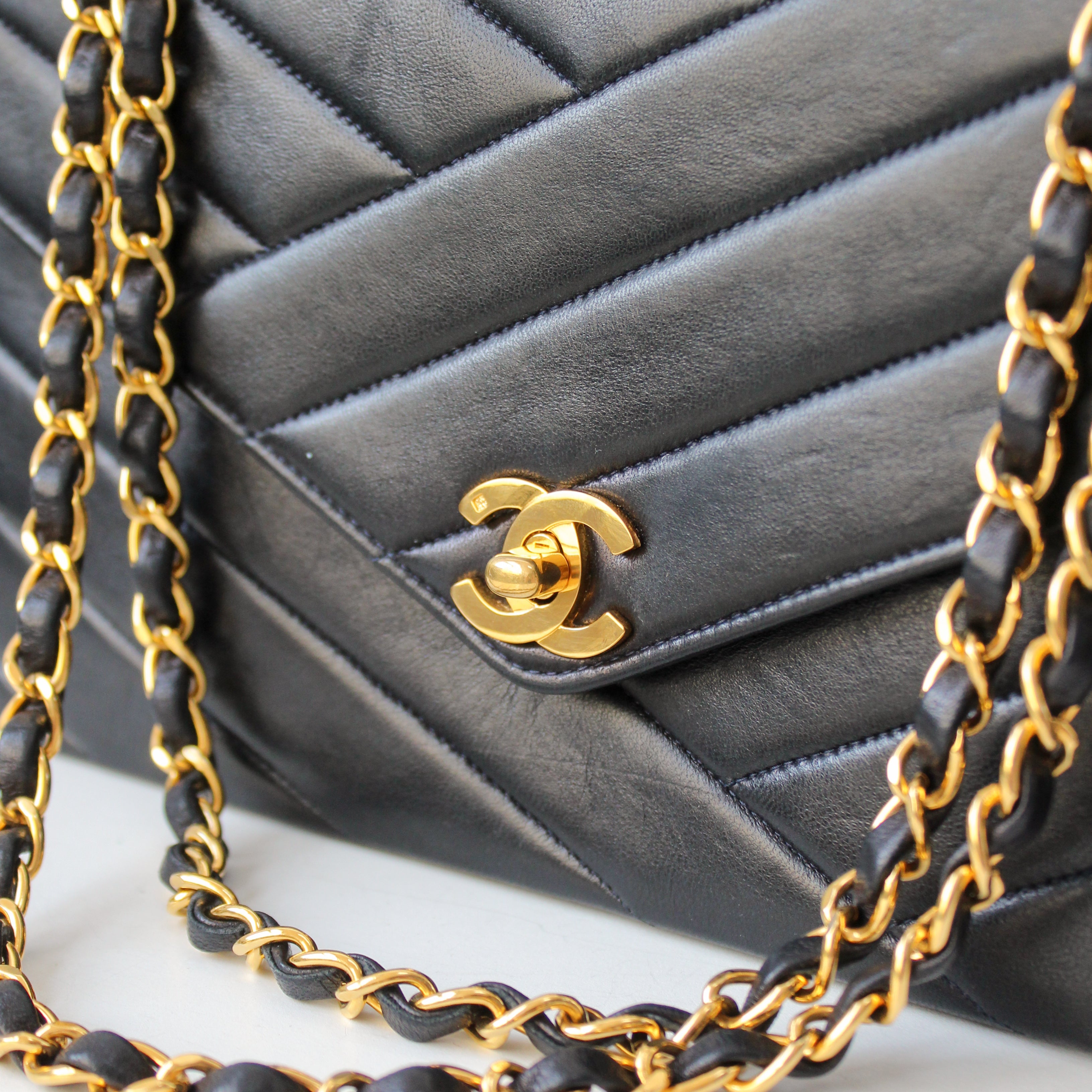 Chanel Flapbag Medium Chevron Marine Blauw