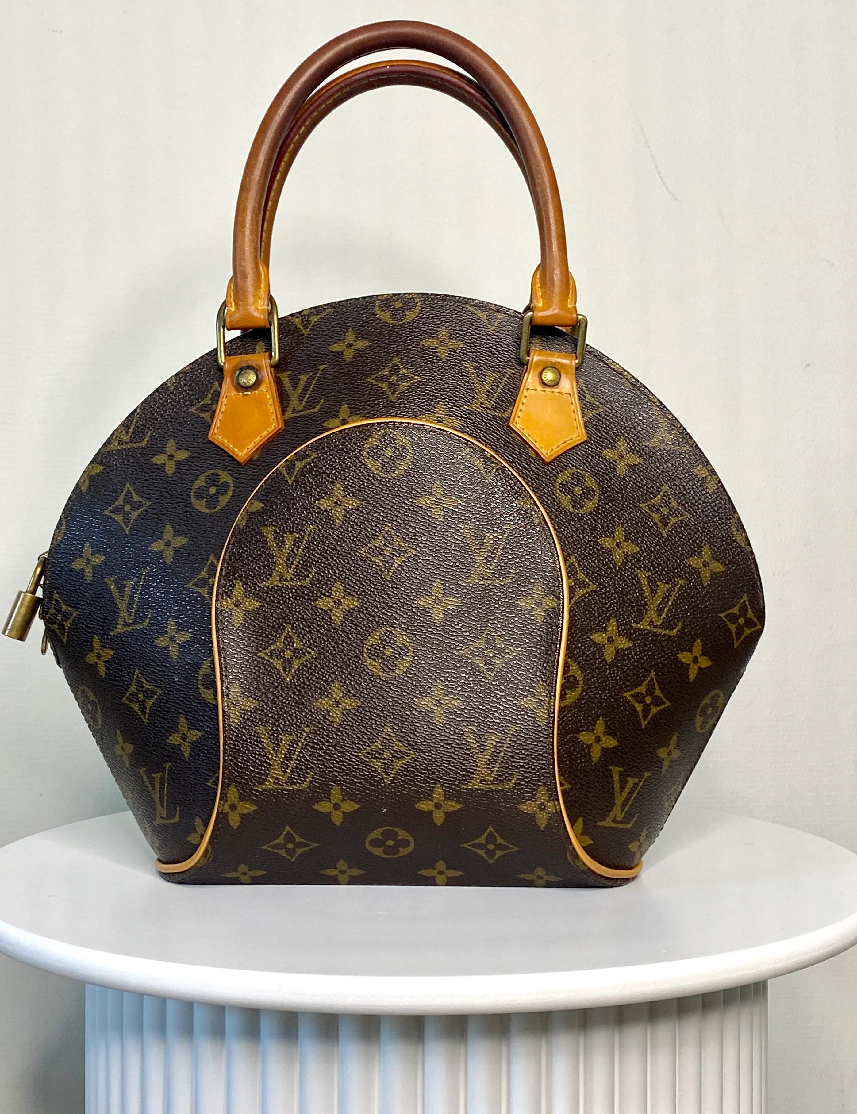 LouisVuittonEllipsePMvoorkant.webp