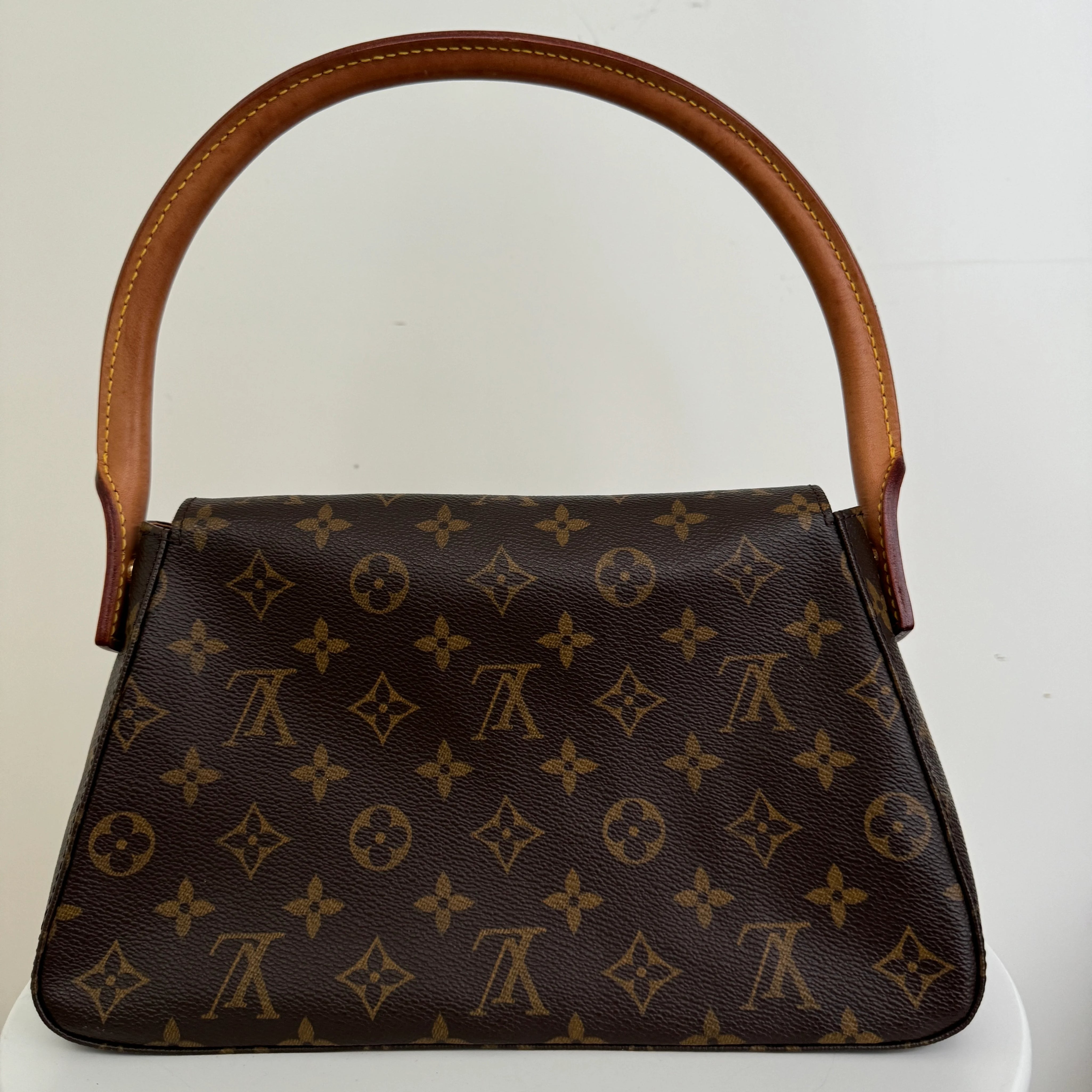 LouisVuittonLoopingMonogramPMachterkant.webp