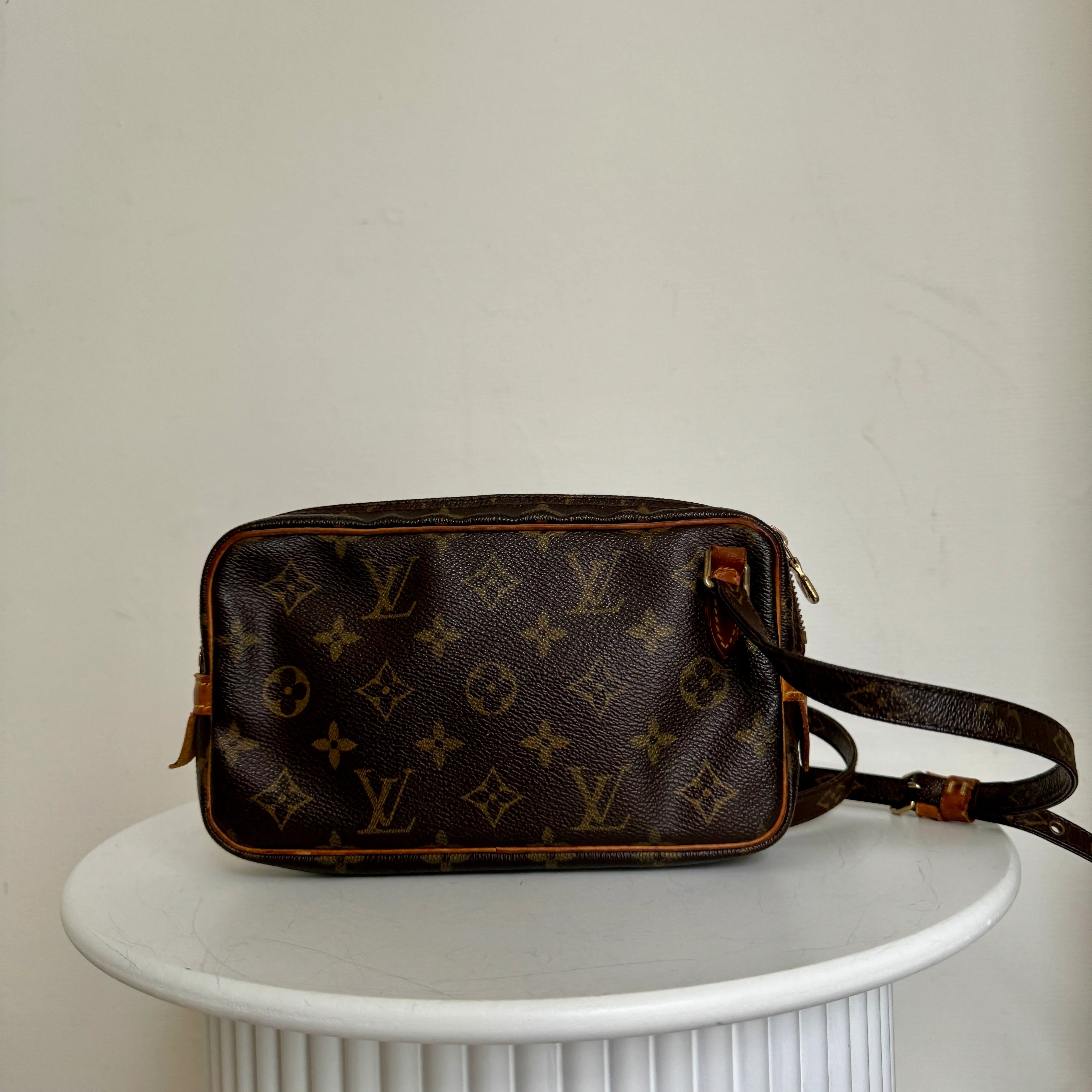 LouisVuittonMarlyPochetteCrossbodyachterkant.webp