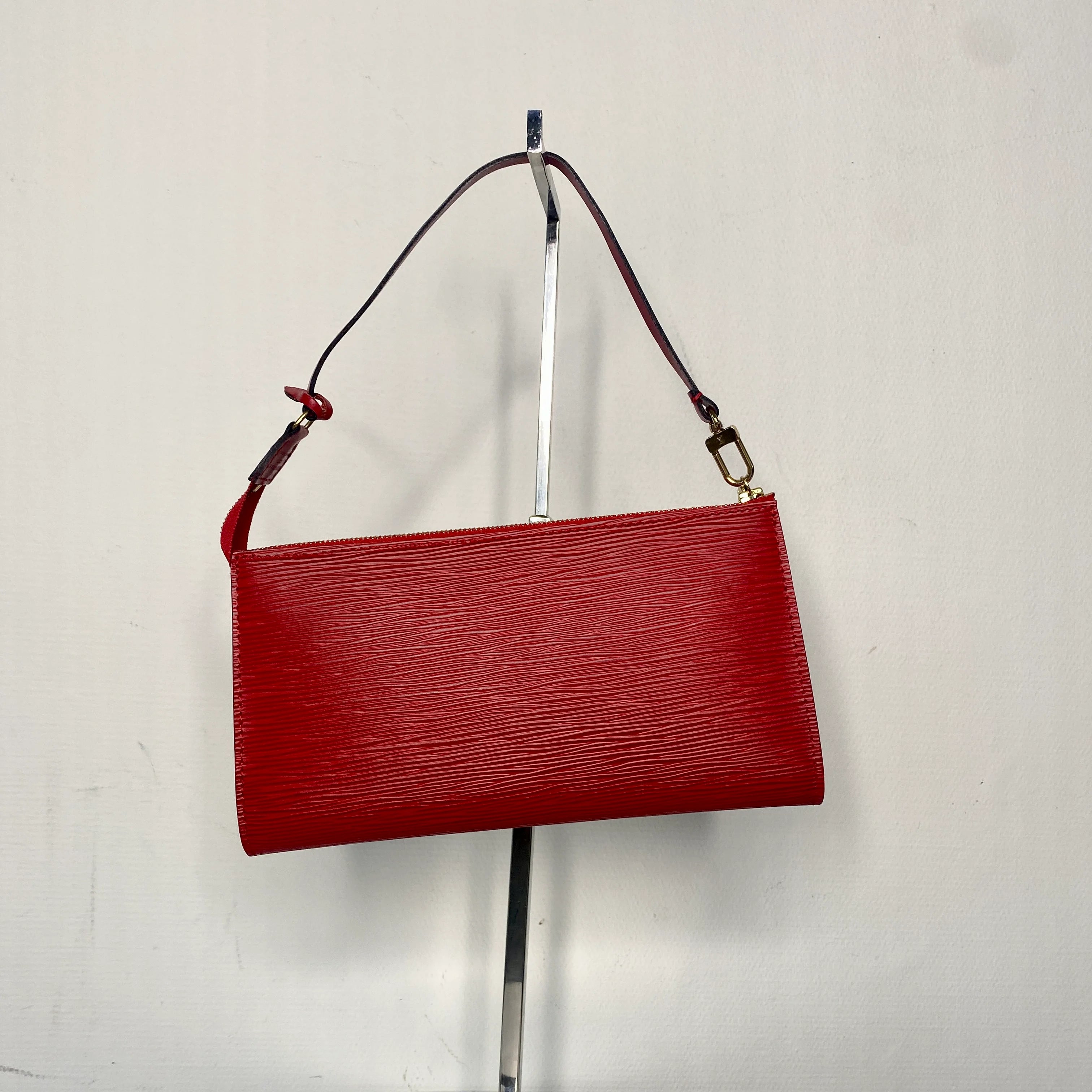 LouisVuittonPochetteAccessoireEpiRedback1.webp