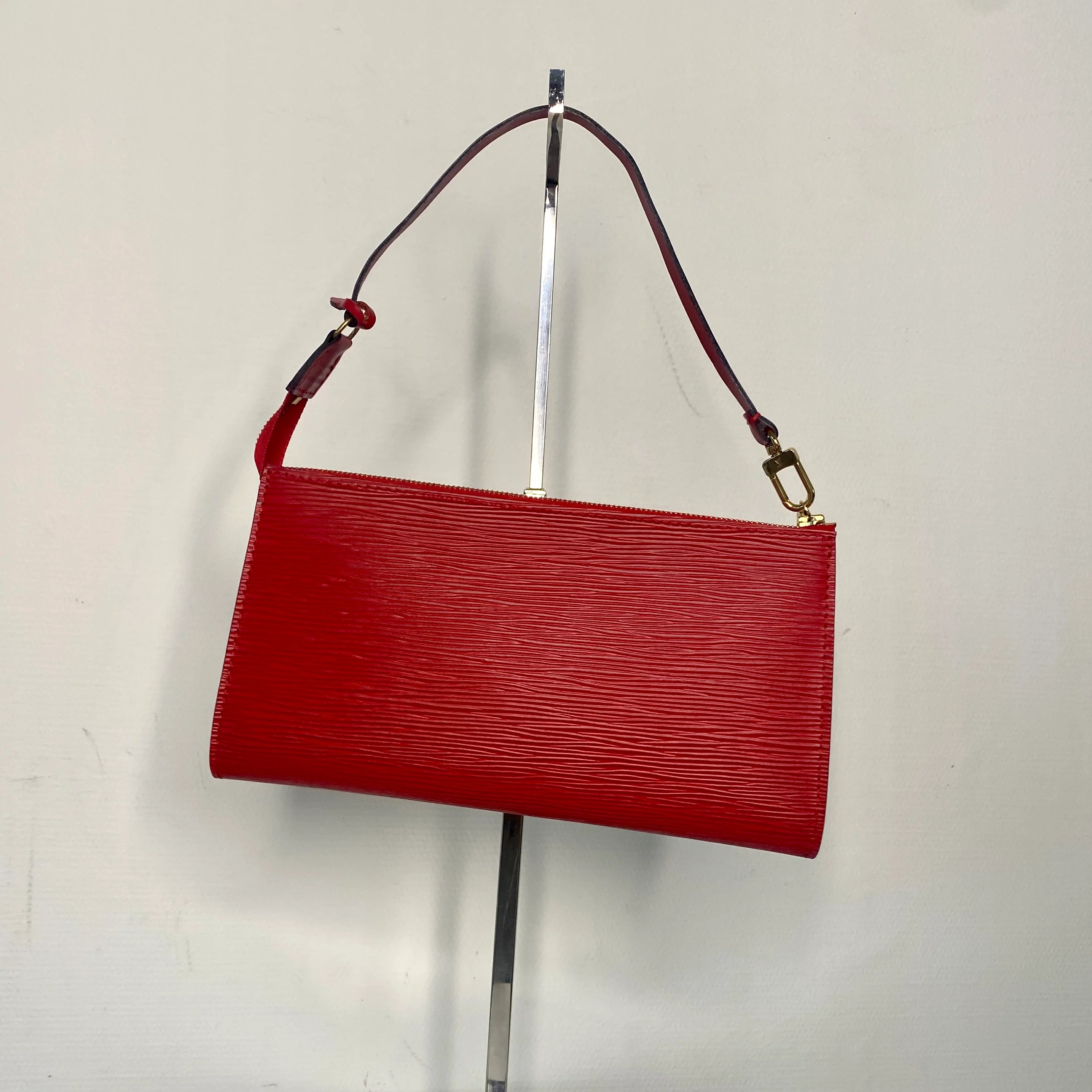 LouisVuittonPochetteAccessoireEpiRedbackdt.webp