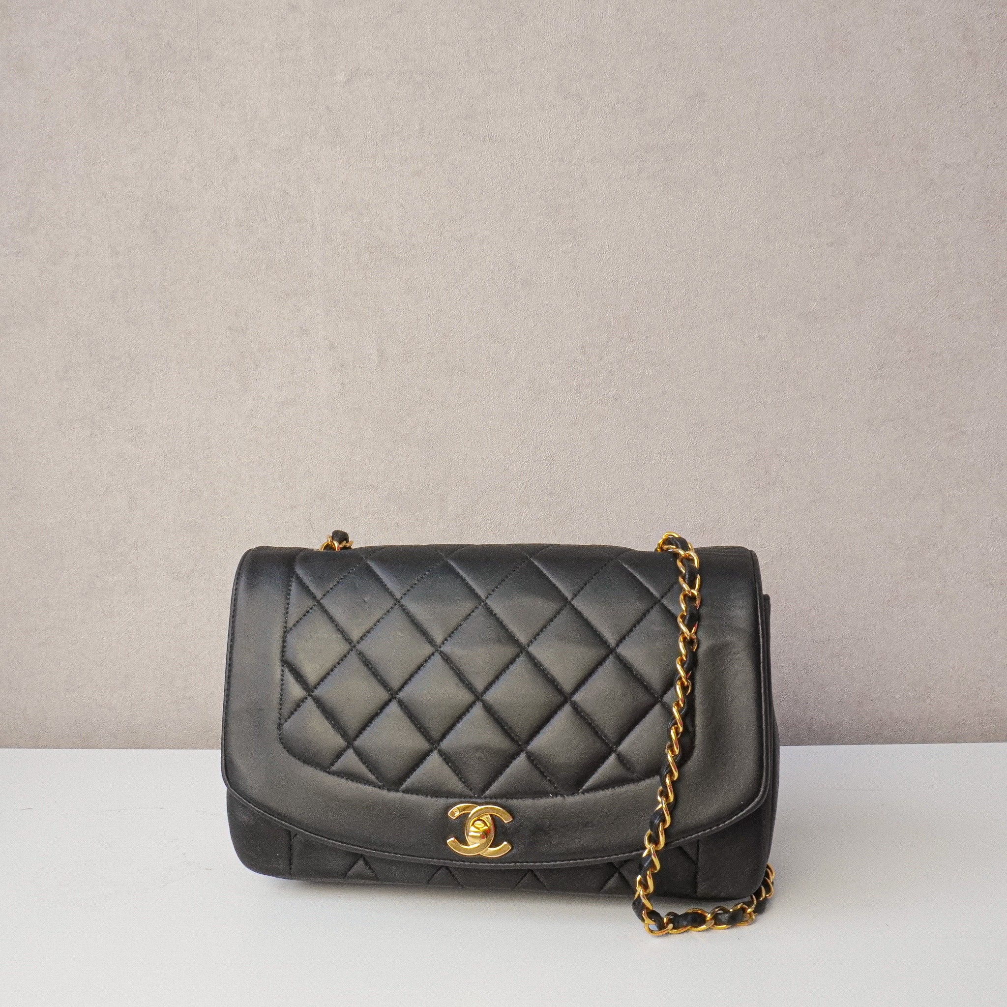 TheBagsList-ChanelDianaBagMedium00049CH-voorkant.jpg