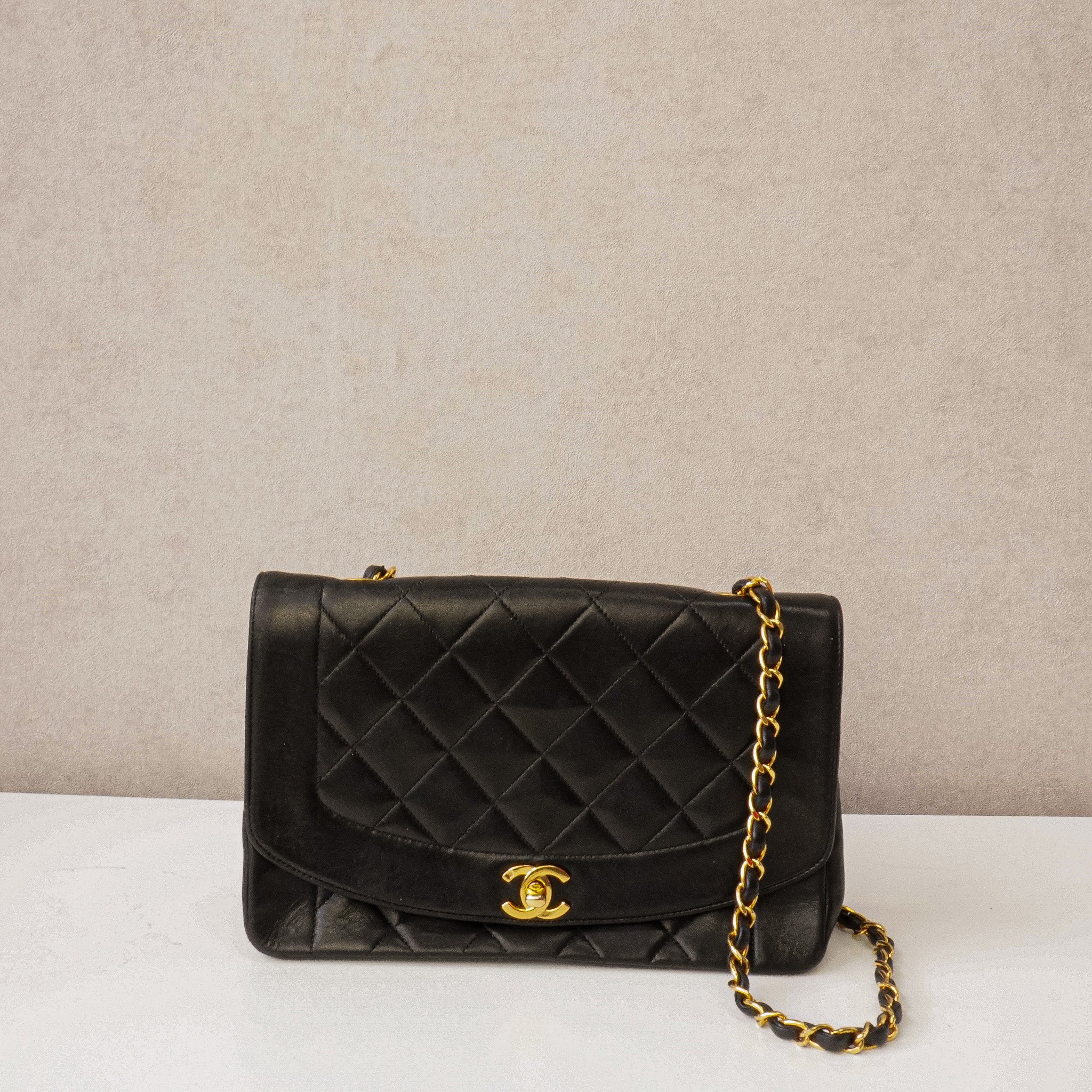 TheBagsList-ChanelDianaBagMedium24kghwcroosbody-JP40027CH-voorkant.jpg