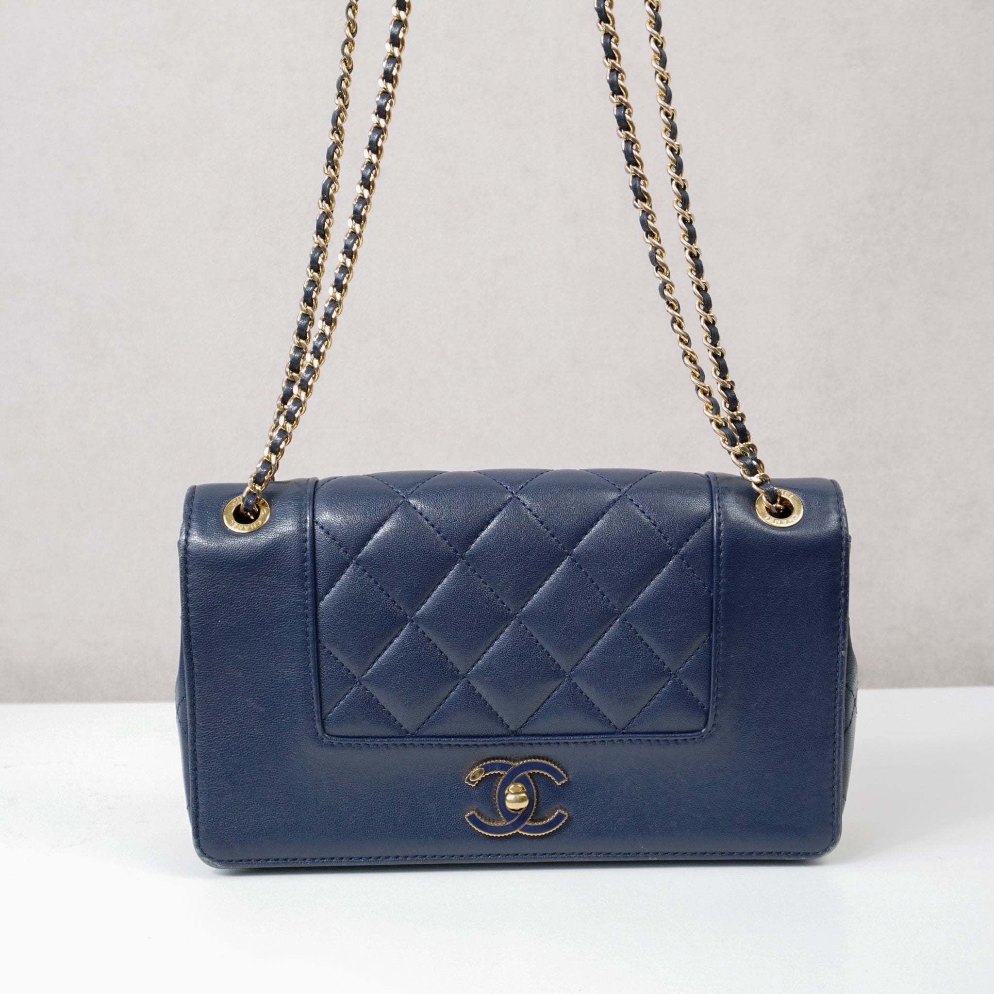 TheBagsList-ChanelMademoiselleBagNavyBlueCrossbody-voorkant2.jpg