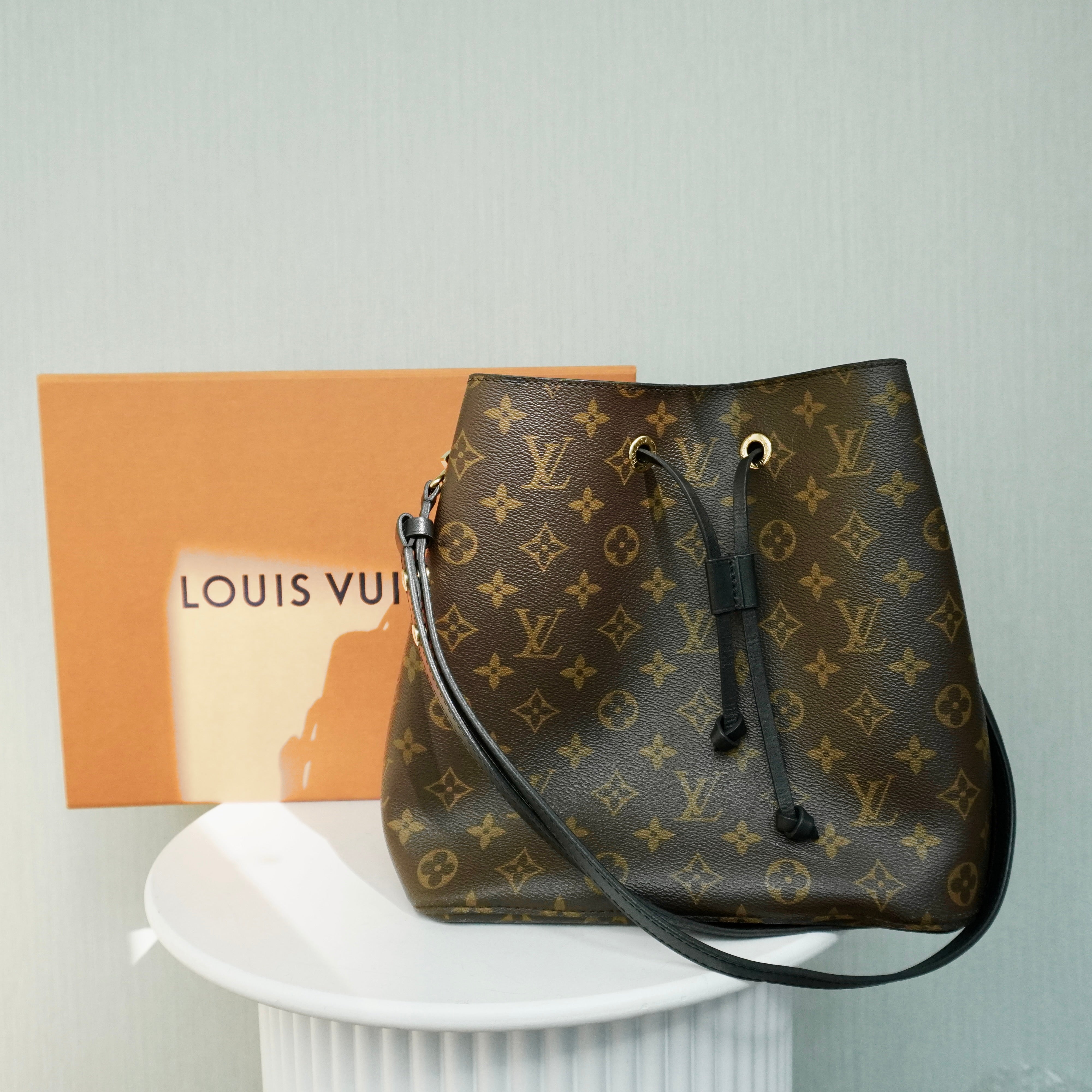 TheBagsList-LouisVuittonNeonoeZwart-metdoos.jpg