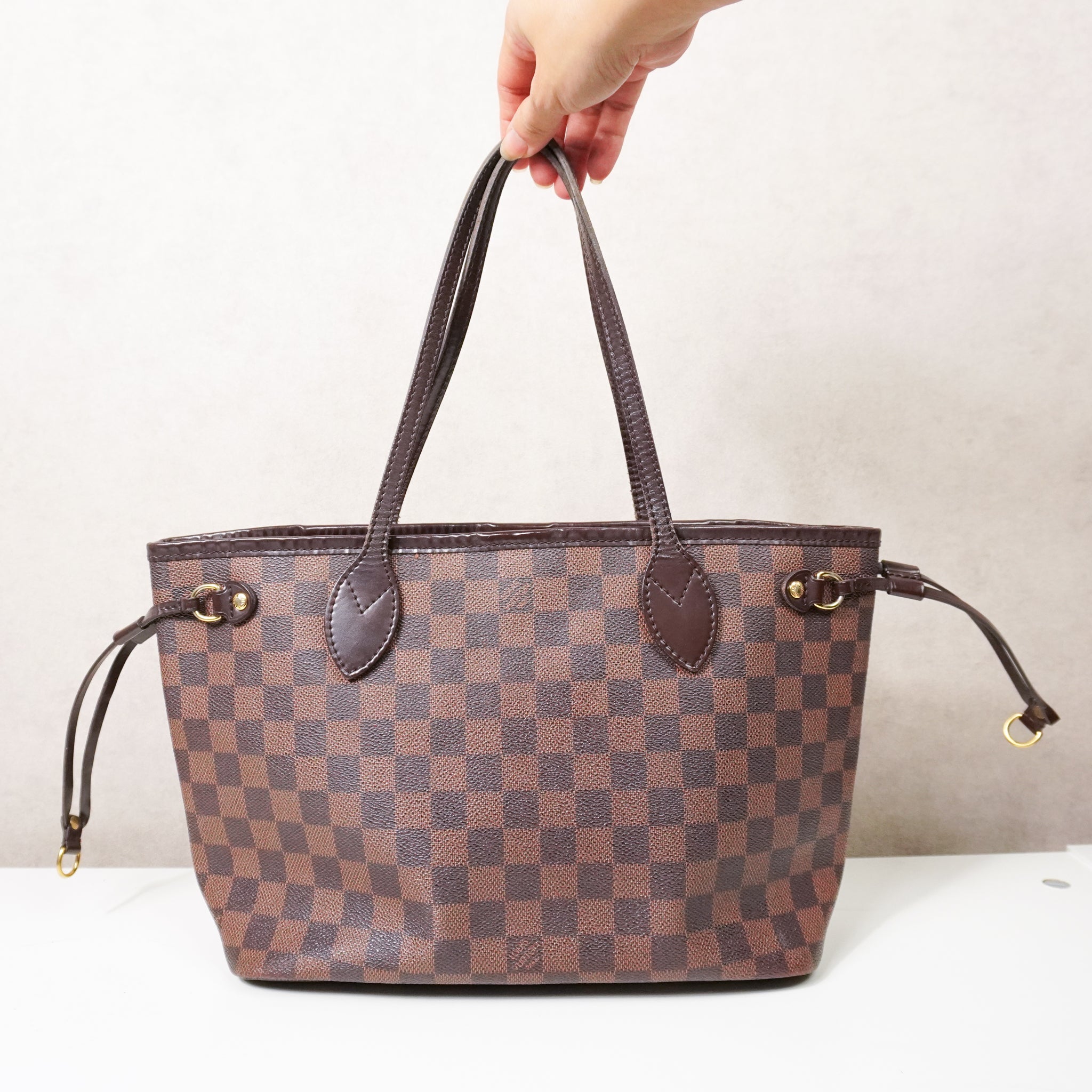 TheBagsList-LouisVuittonNeverfullDamierEbenePM00140LV-Voorkant.jpg