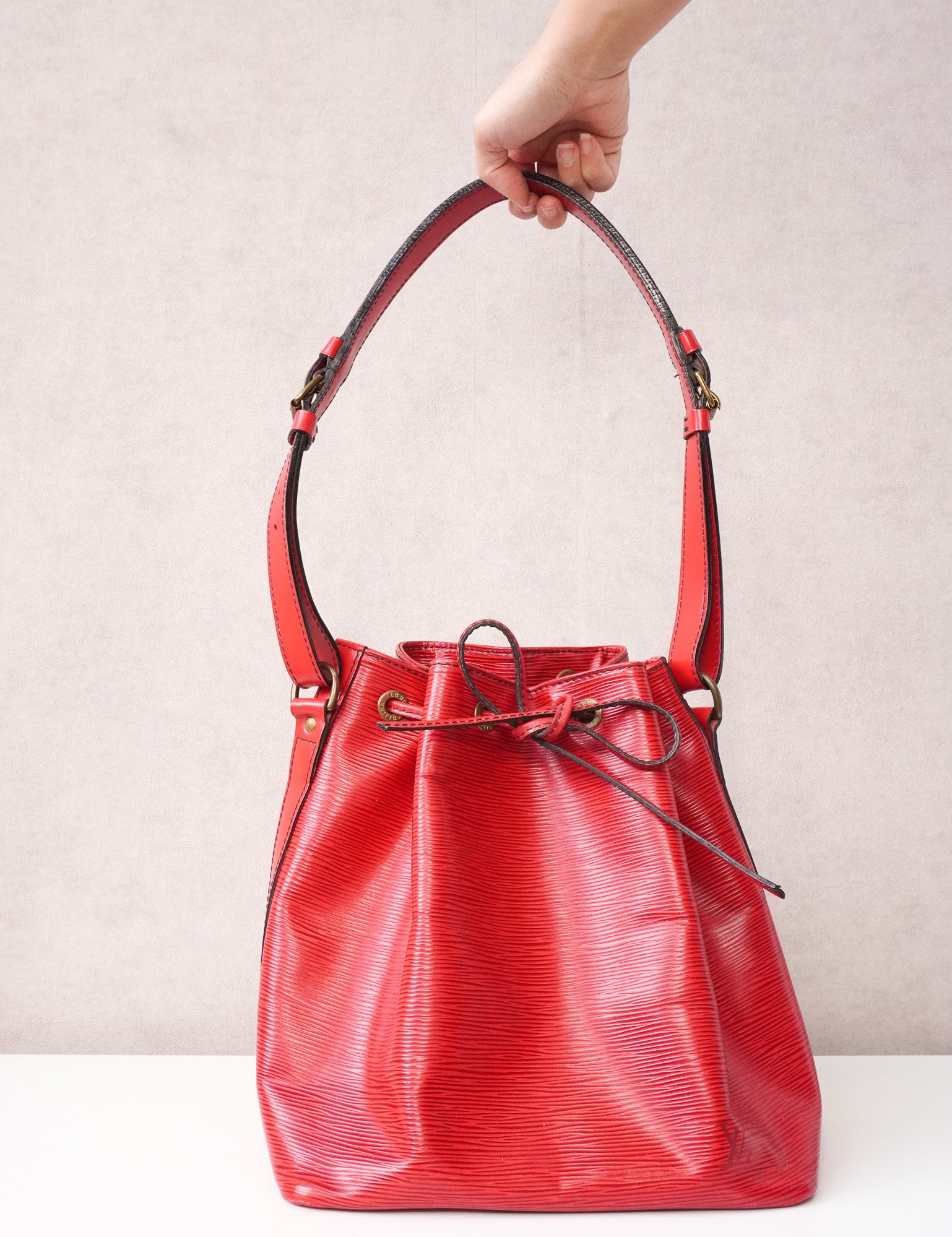 TheBagsList-LouisVuittonNoeEpiRed-voorkant1.jpg