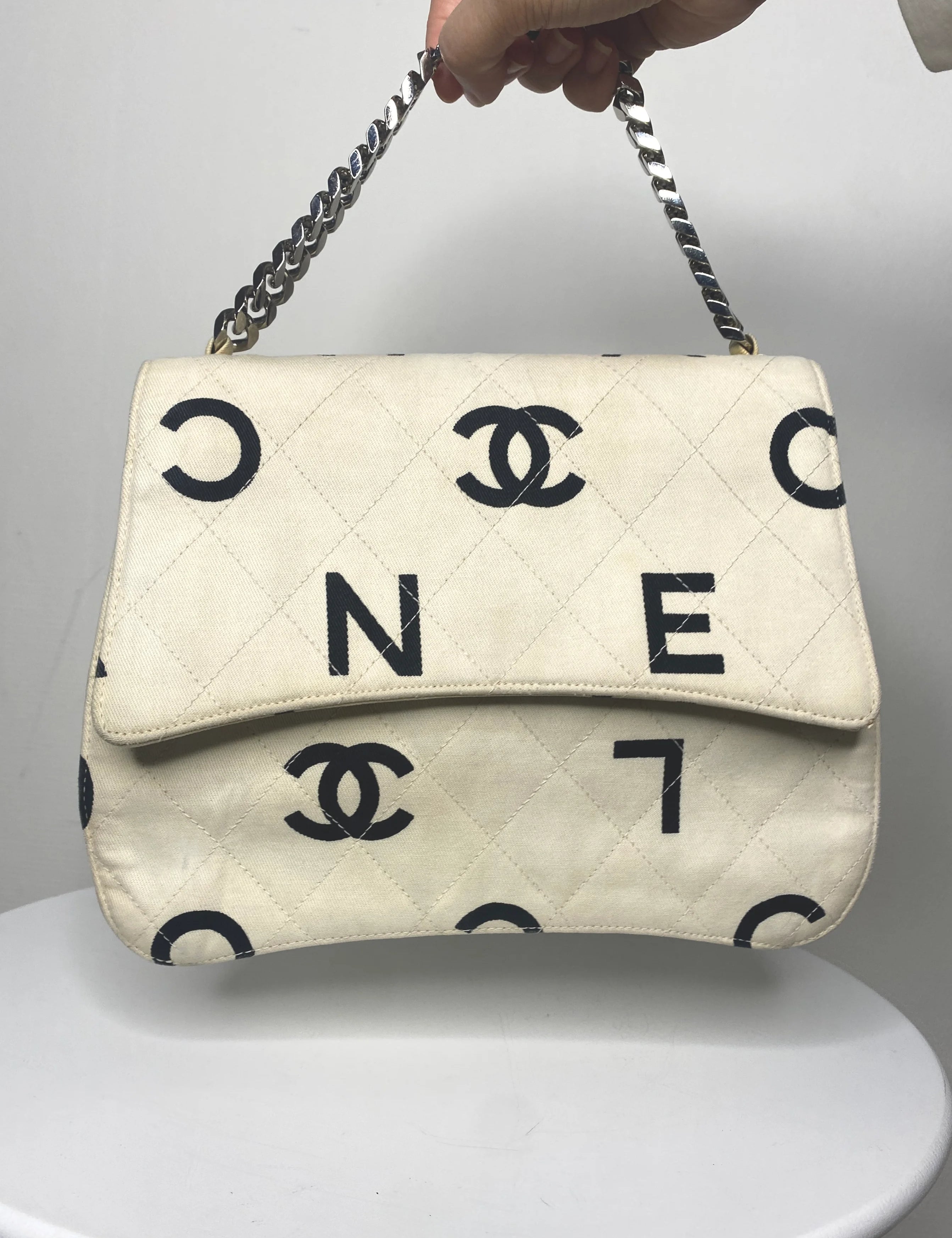 VintageChanelCanvasTasvoor.webp