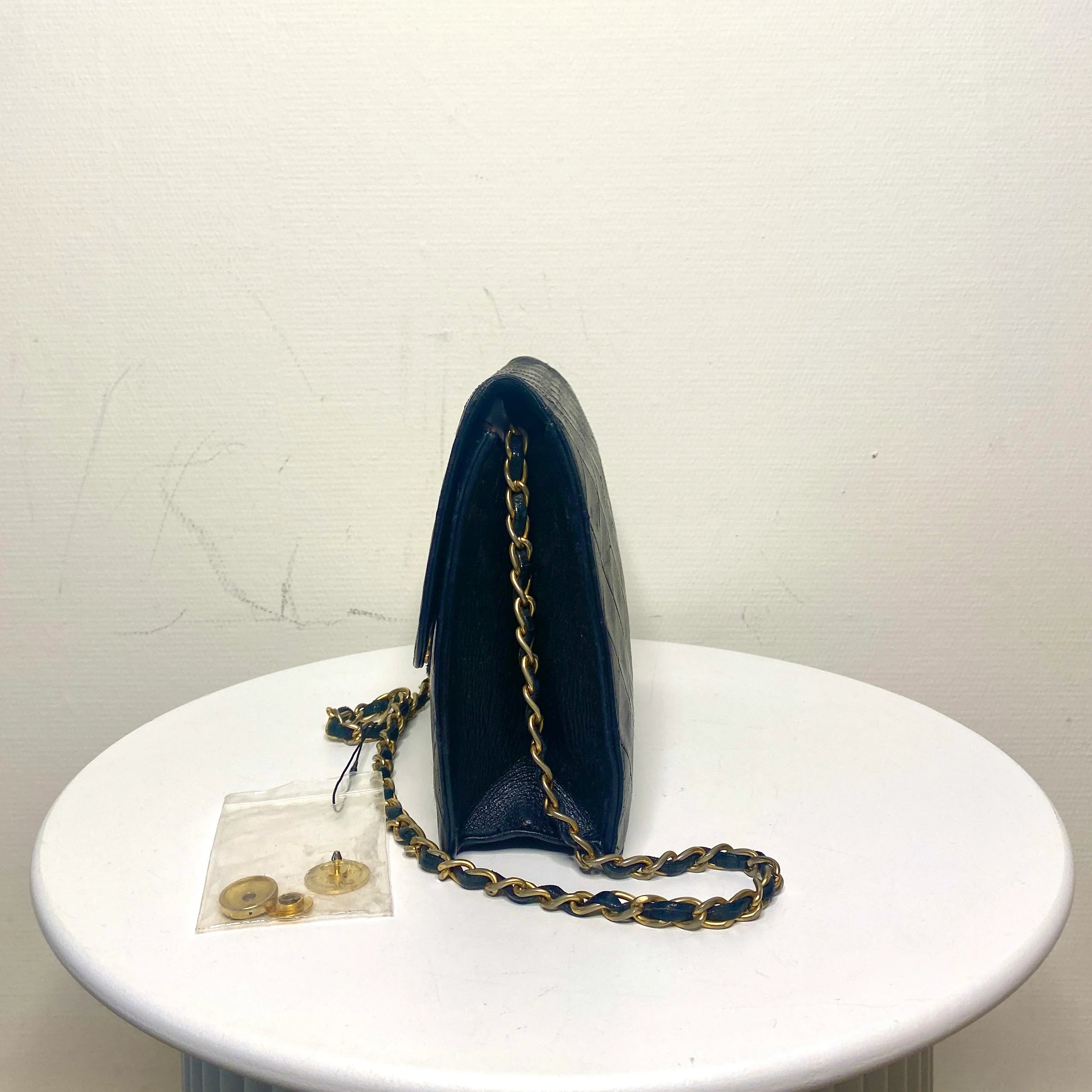 VintageChanelSingleFlapbagSmall0505zijkant1.webp
