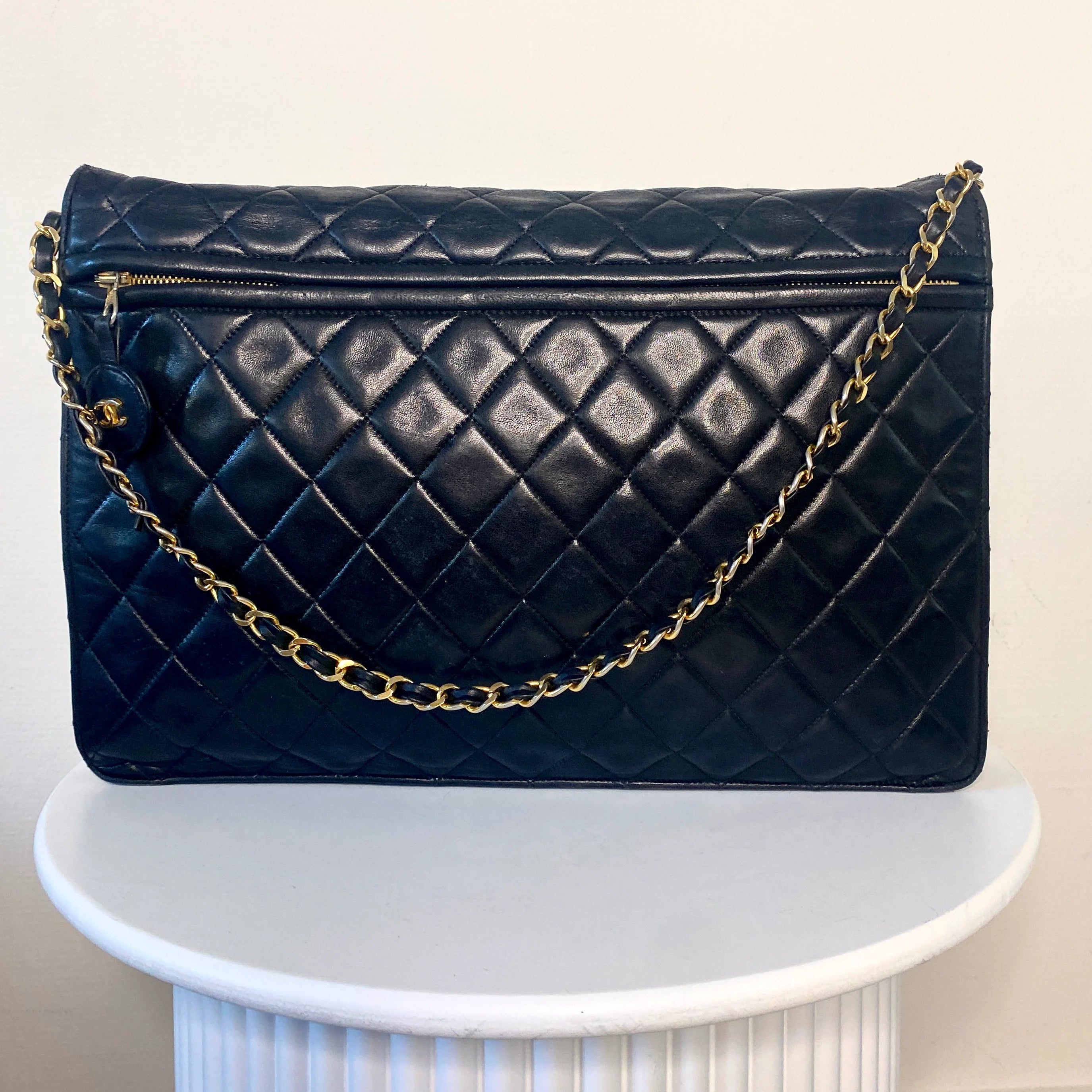 VintageChanelXXLFlapbagLaptopachterkant1.webp